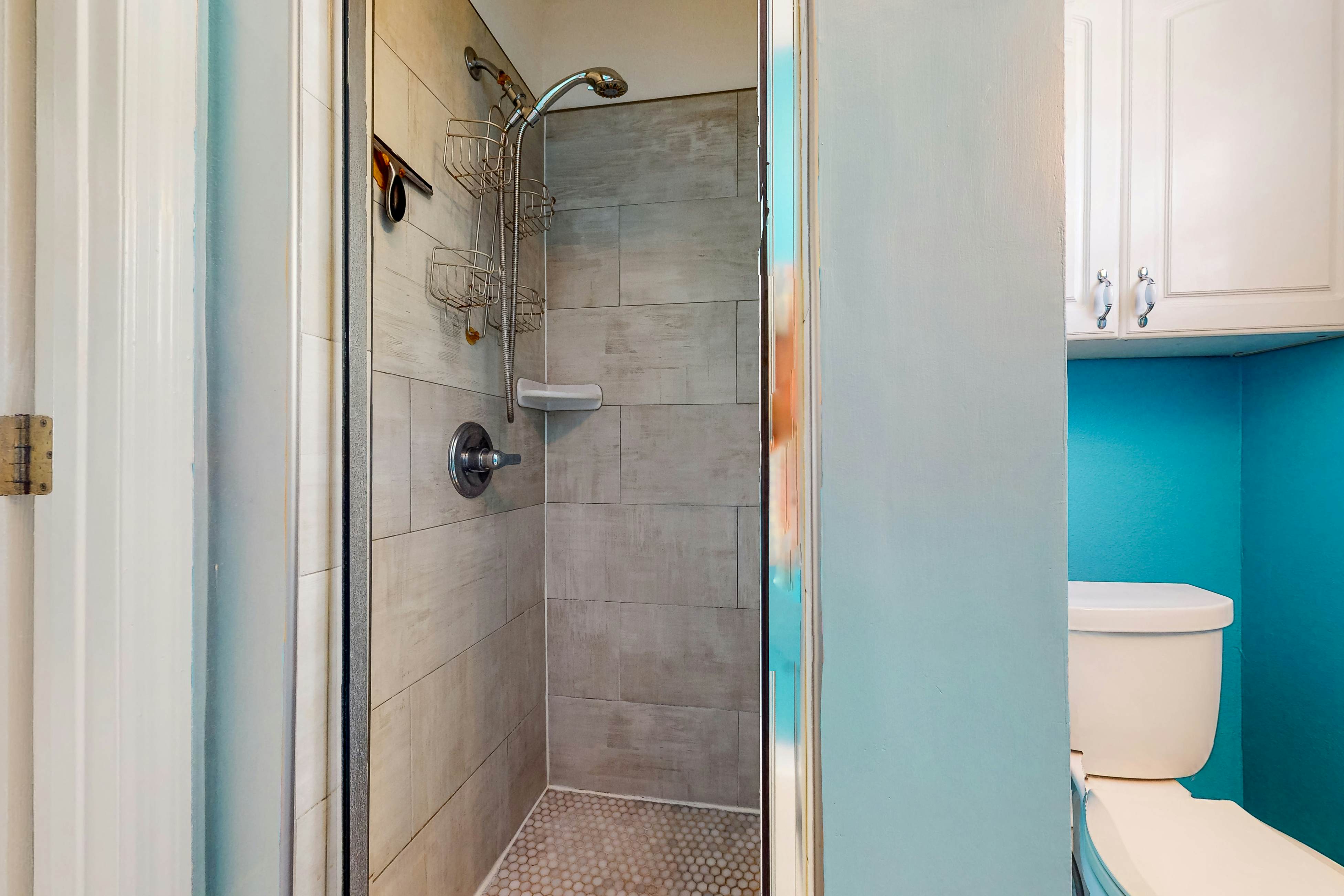 Adorable cottage near the beach with WiFi full kitchen and shared yard