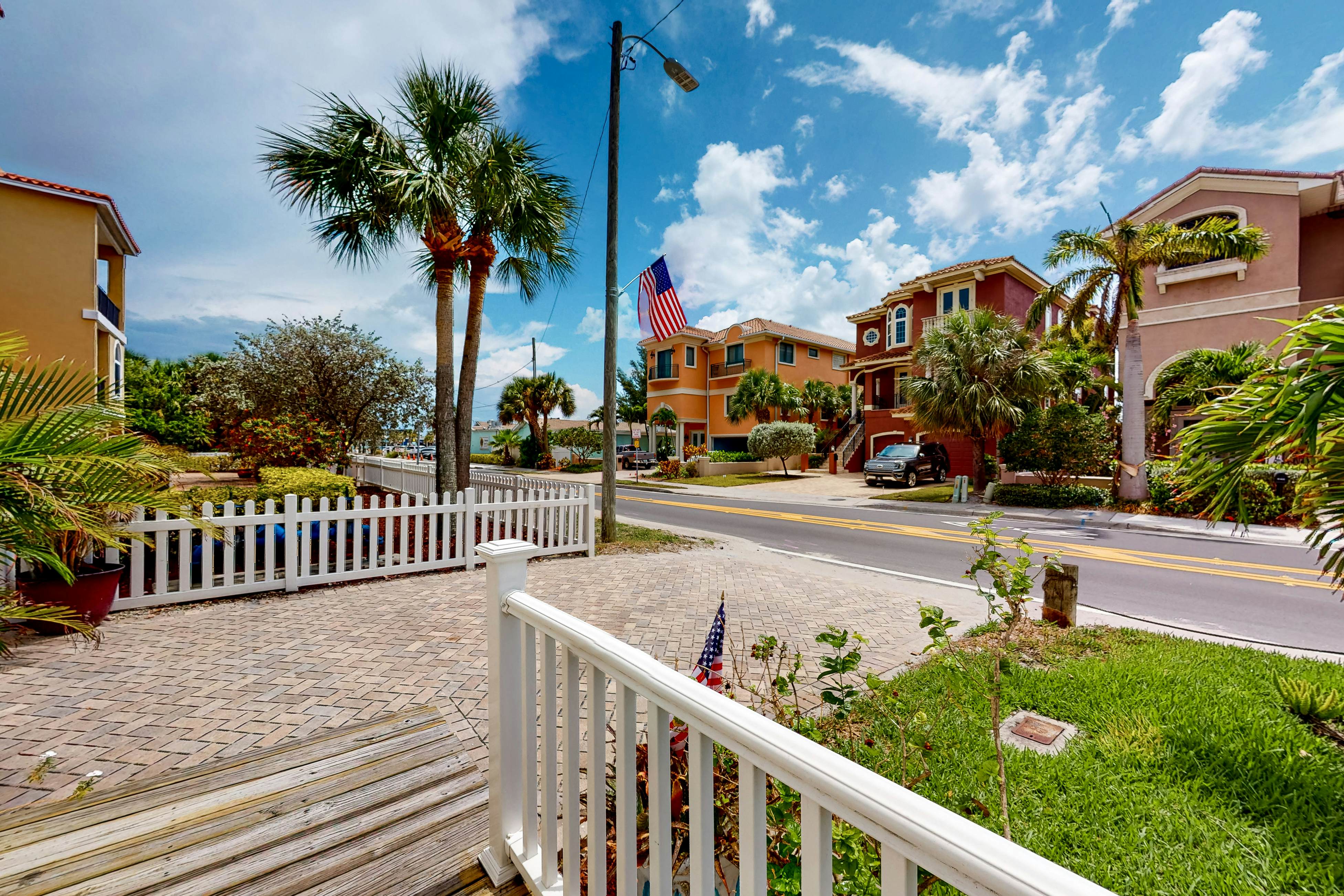 Adorable cottage near the beach with WiFi full kitchen and shared yard