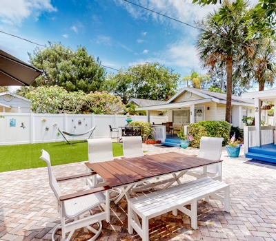 Adorable cottage near the beach with WiFi full kitchen and shared yard