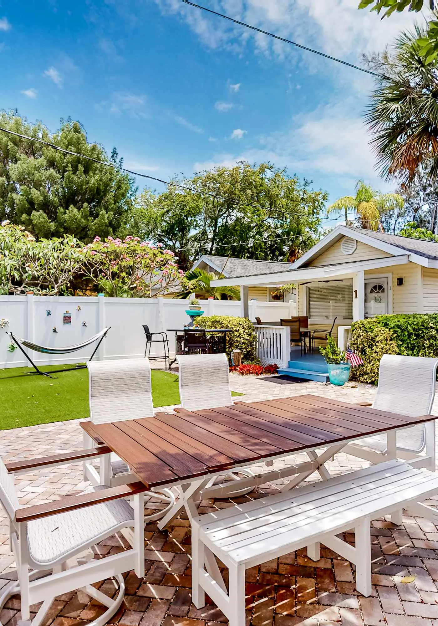 Adorable cottage near the beach with WiFi full kitchen and shared yard