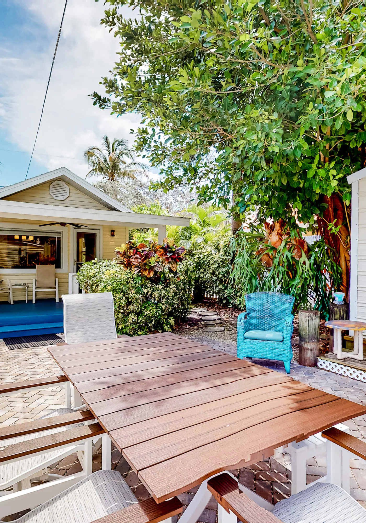 Adorable cottage near the beach with WiFi full kitchen and shared yard