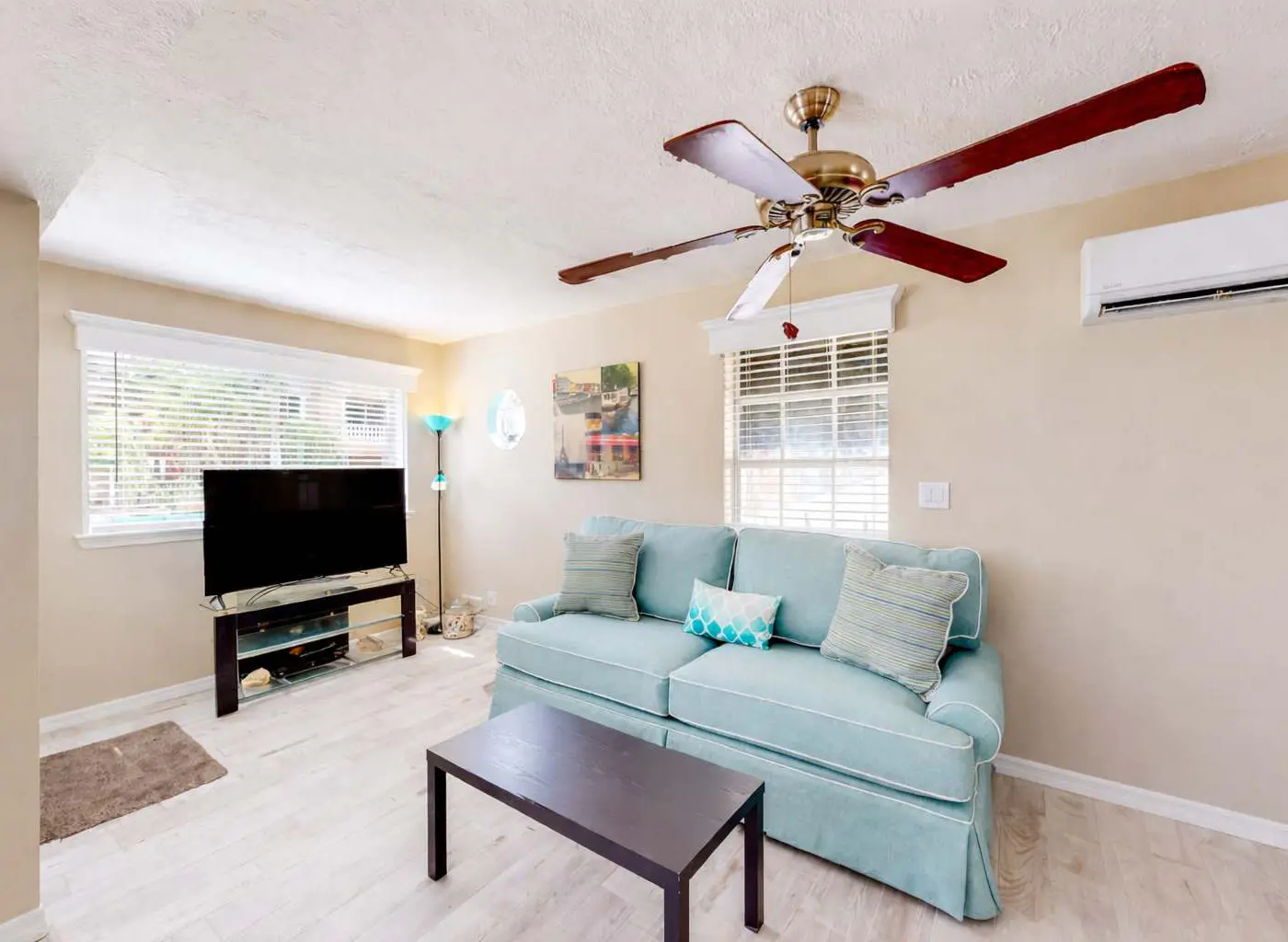 Adorable cottage near the beach with WiFi full kitchen and shared yard