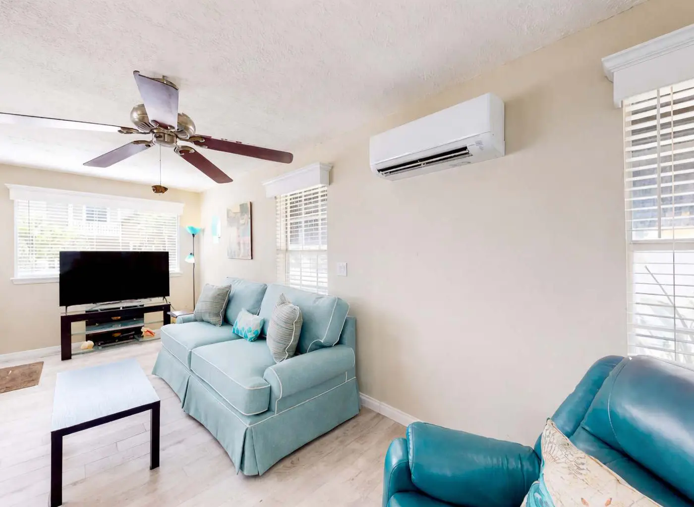 Adorable cottage near the beach with WiFi full kitchen and shared yard
