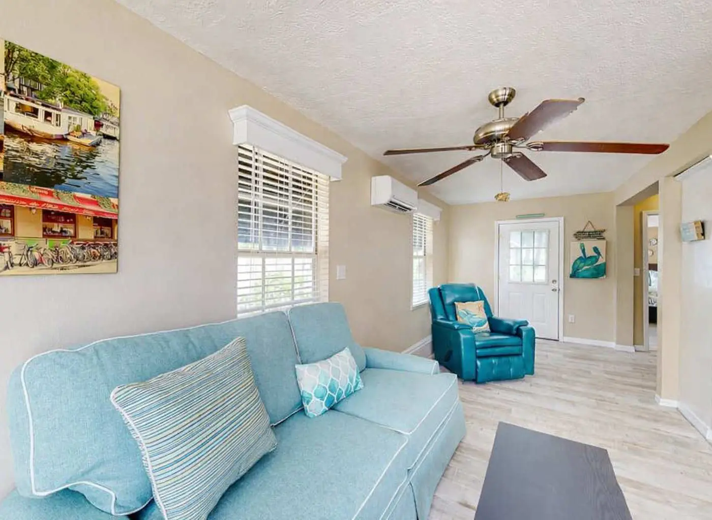 Adorable cottage near the beach with WiFi full kitchen and shared yard
