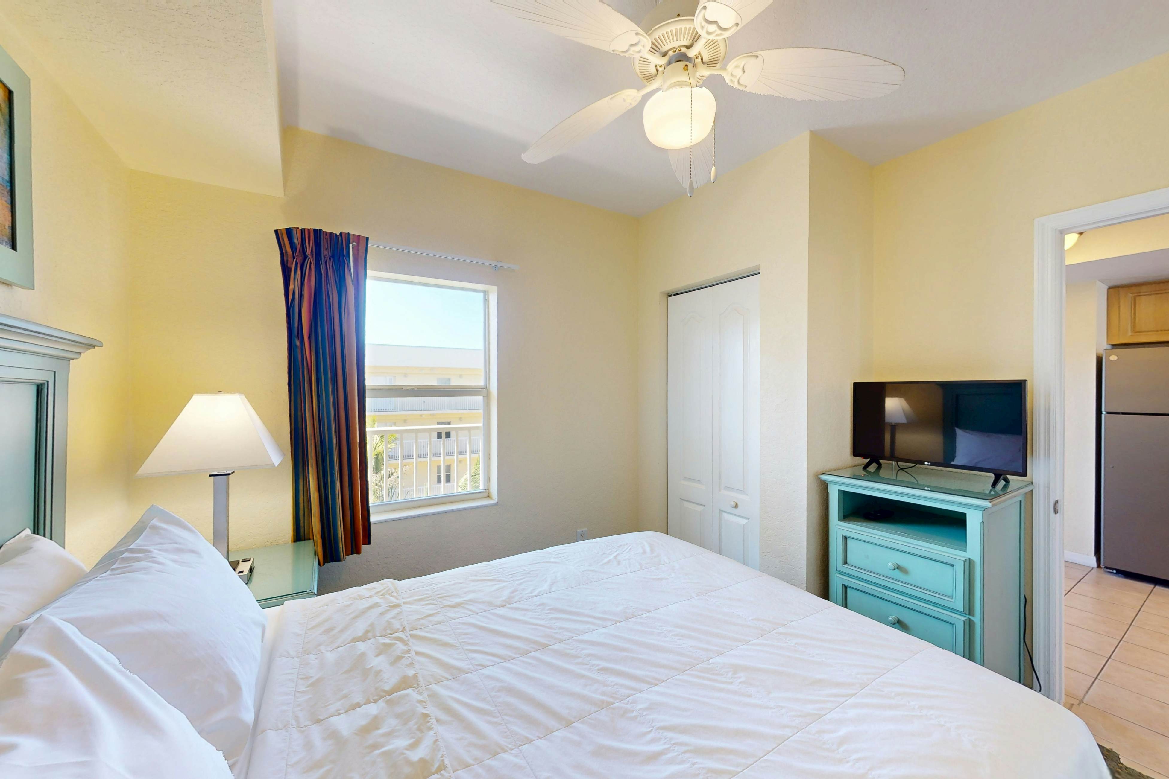 Beachfront and family friendly condo with two pools & hot tub- steps to the Gulf