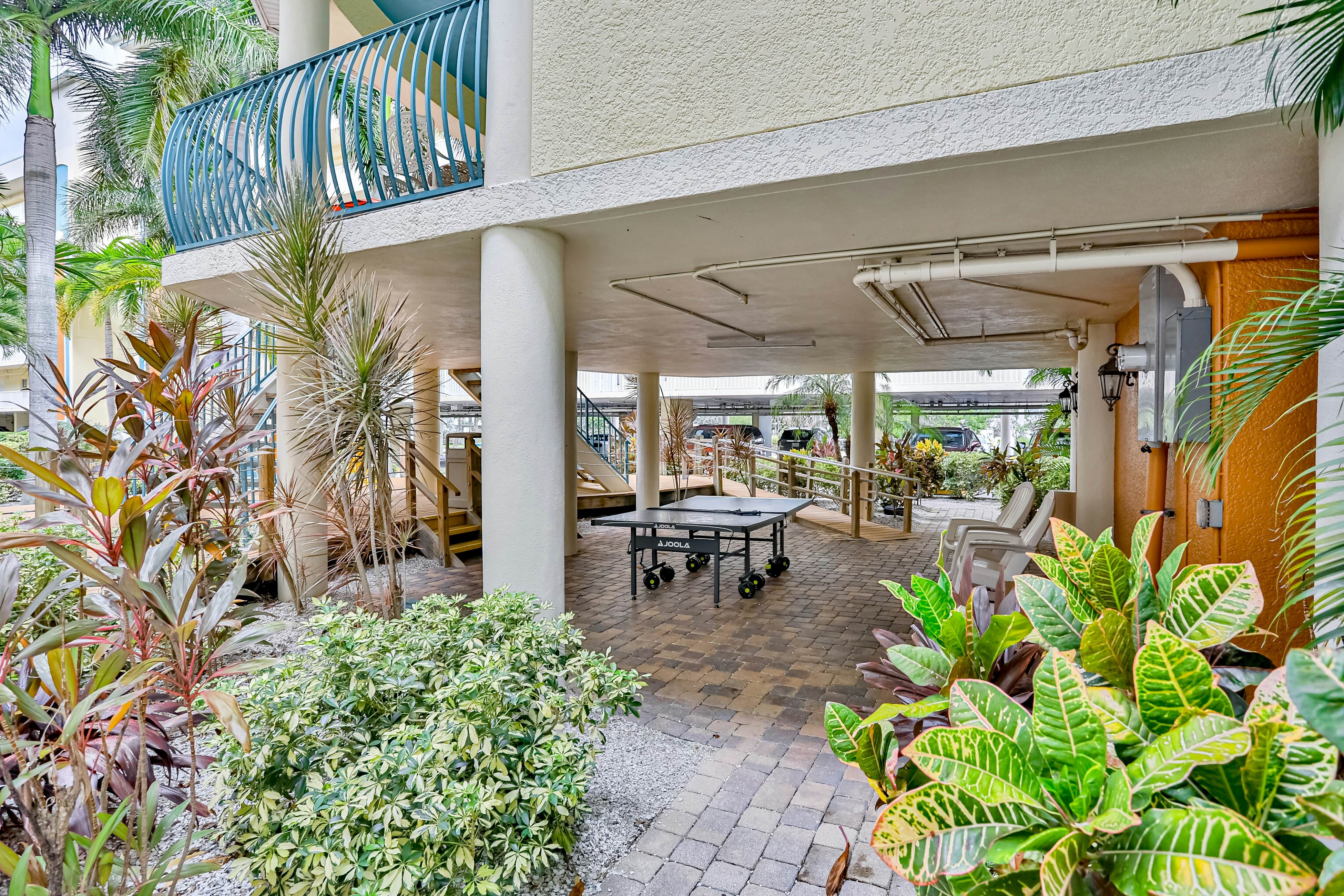 Beachfront and family friendly condo with two pools & hot tub- steps to the Gulf