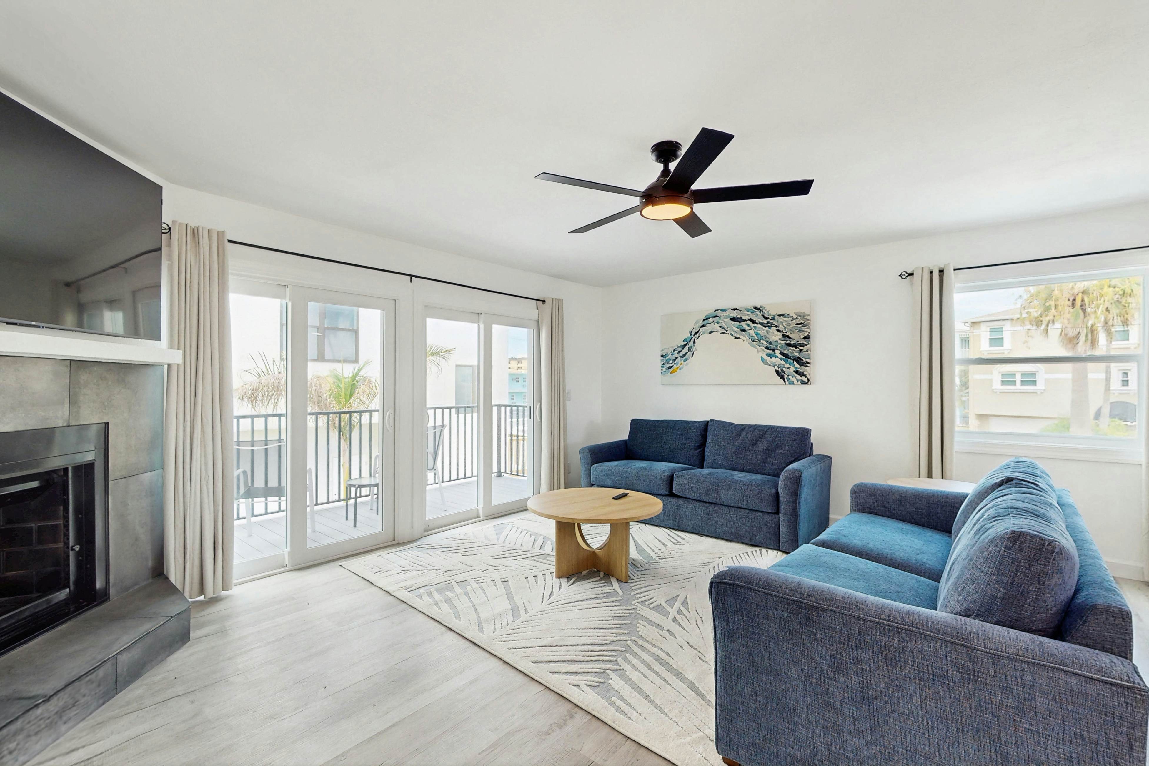 Spacious and modern, close to Gulf and beaches, dog friendly, private garage