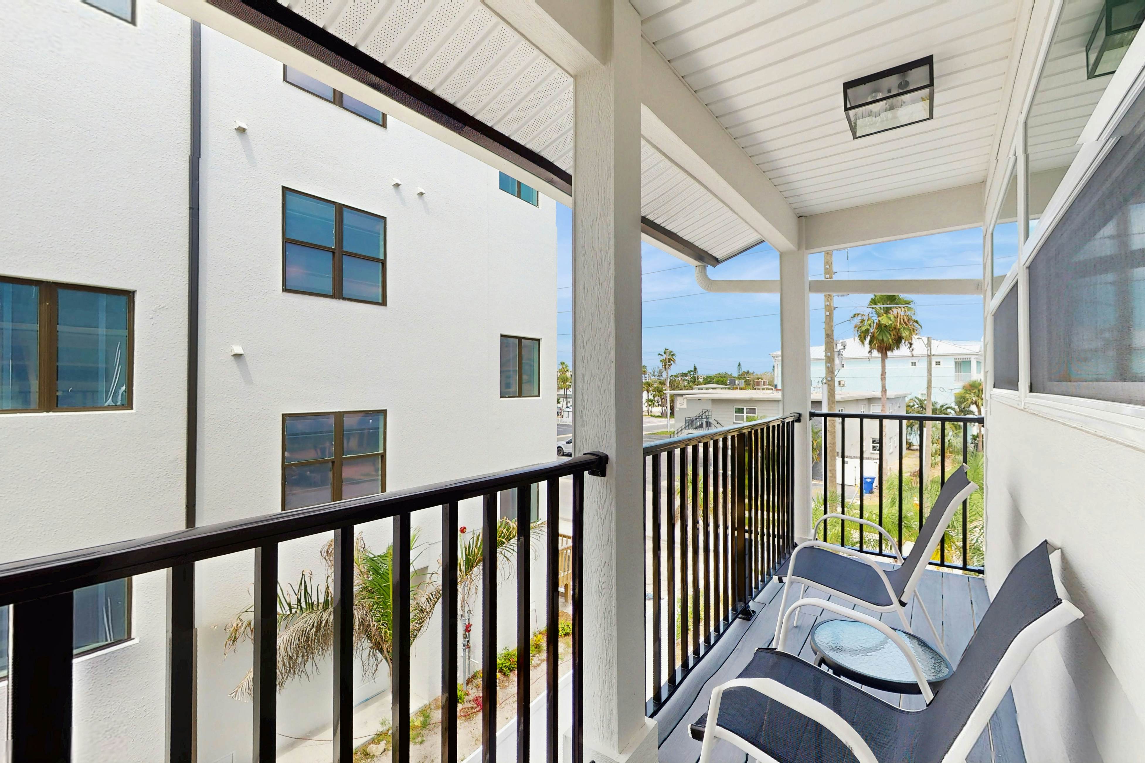 Spacious and modern, close to Gulf and beaches, dog friendly, private garage