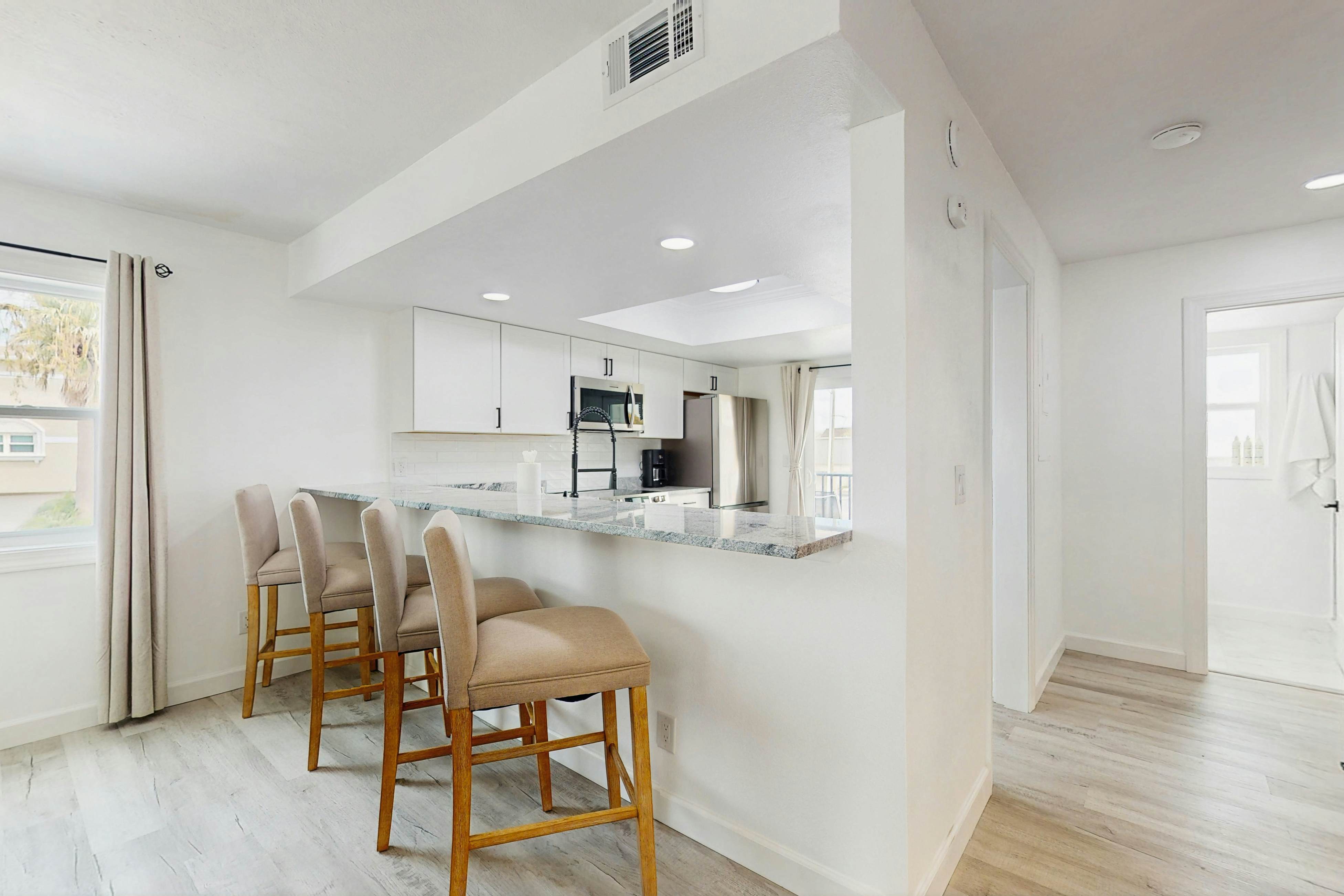 Spacious and modern, close to Gulf and beaches, dog friendly, private garage