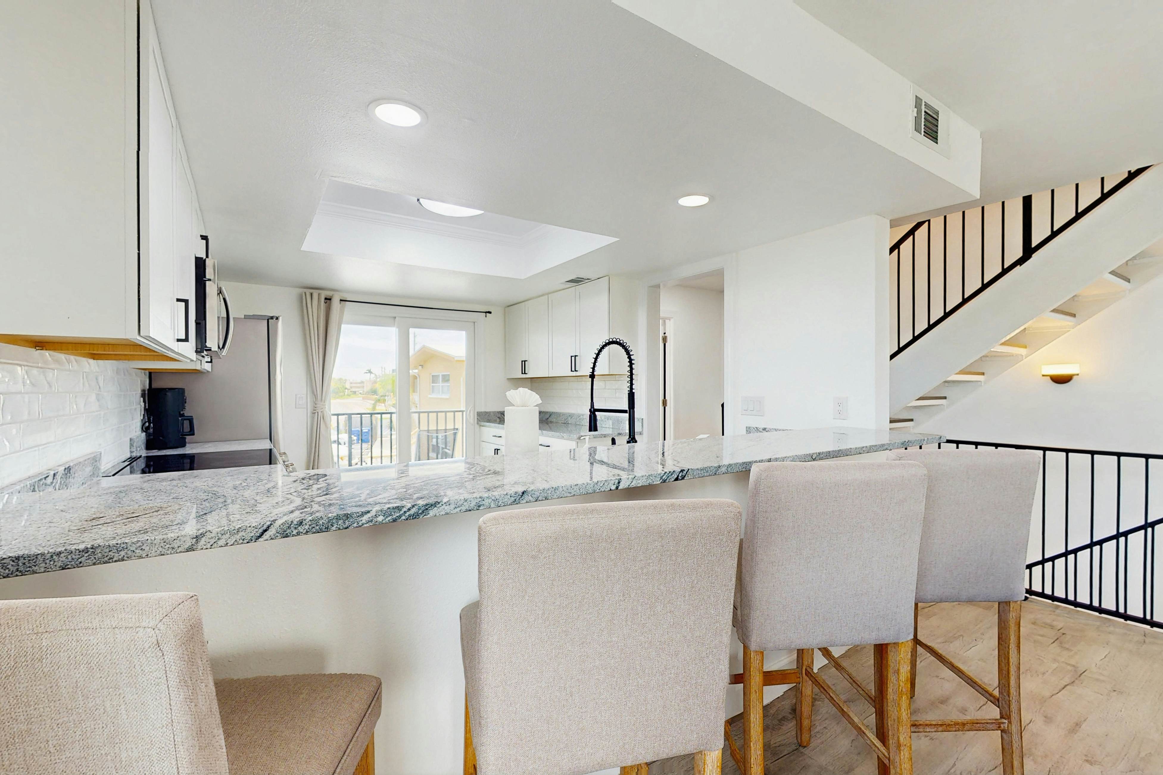 Spacious and modern, close to Gulf and beaches, dog friendly, private garage