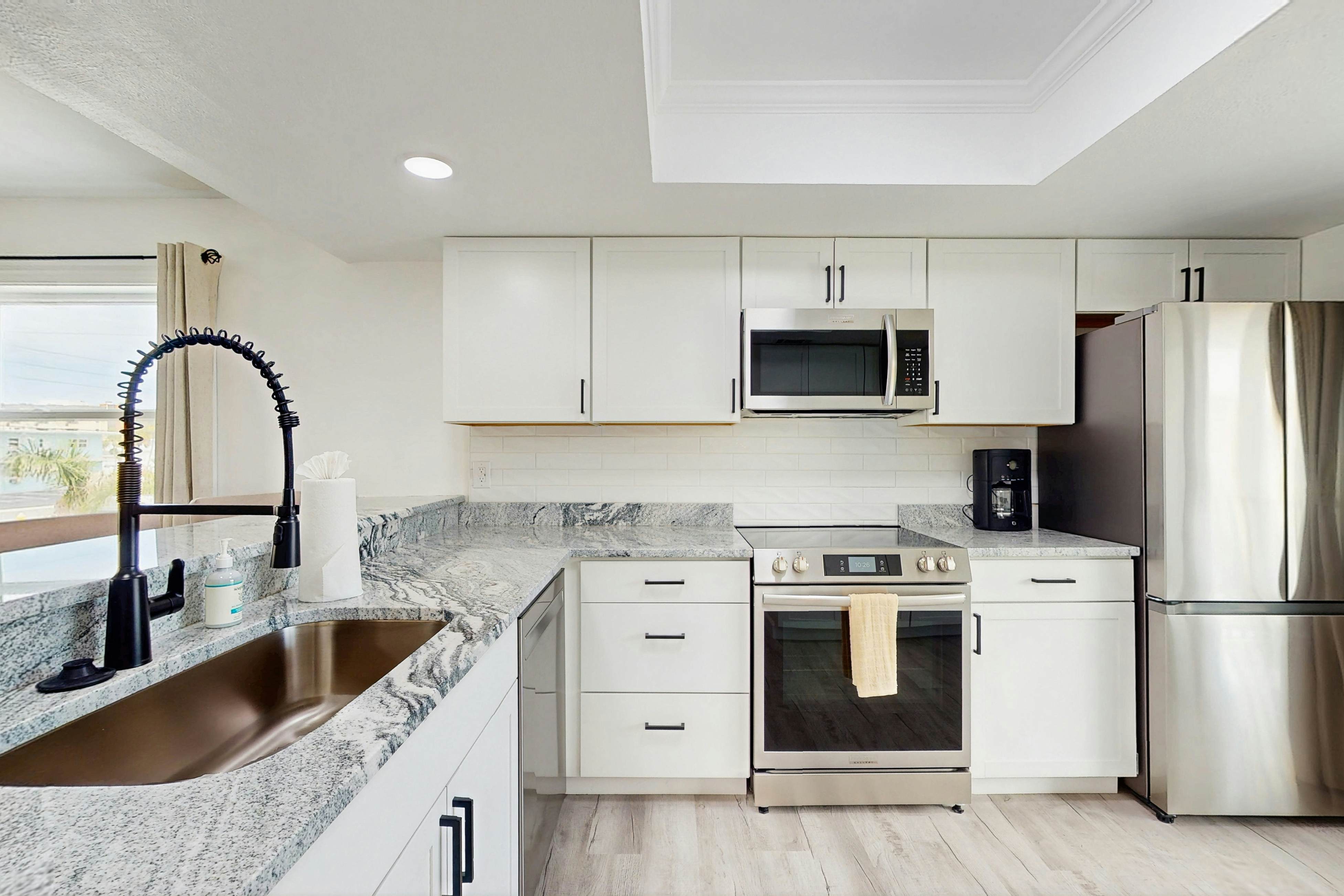 Spacious and modern, close to Gulf and beaches, dog friendly, private garage