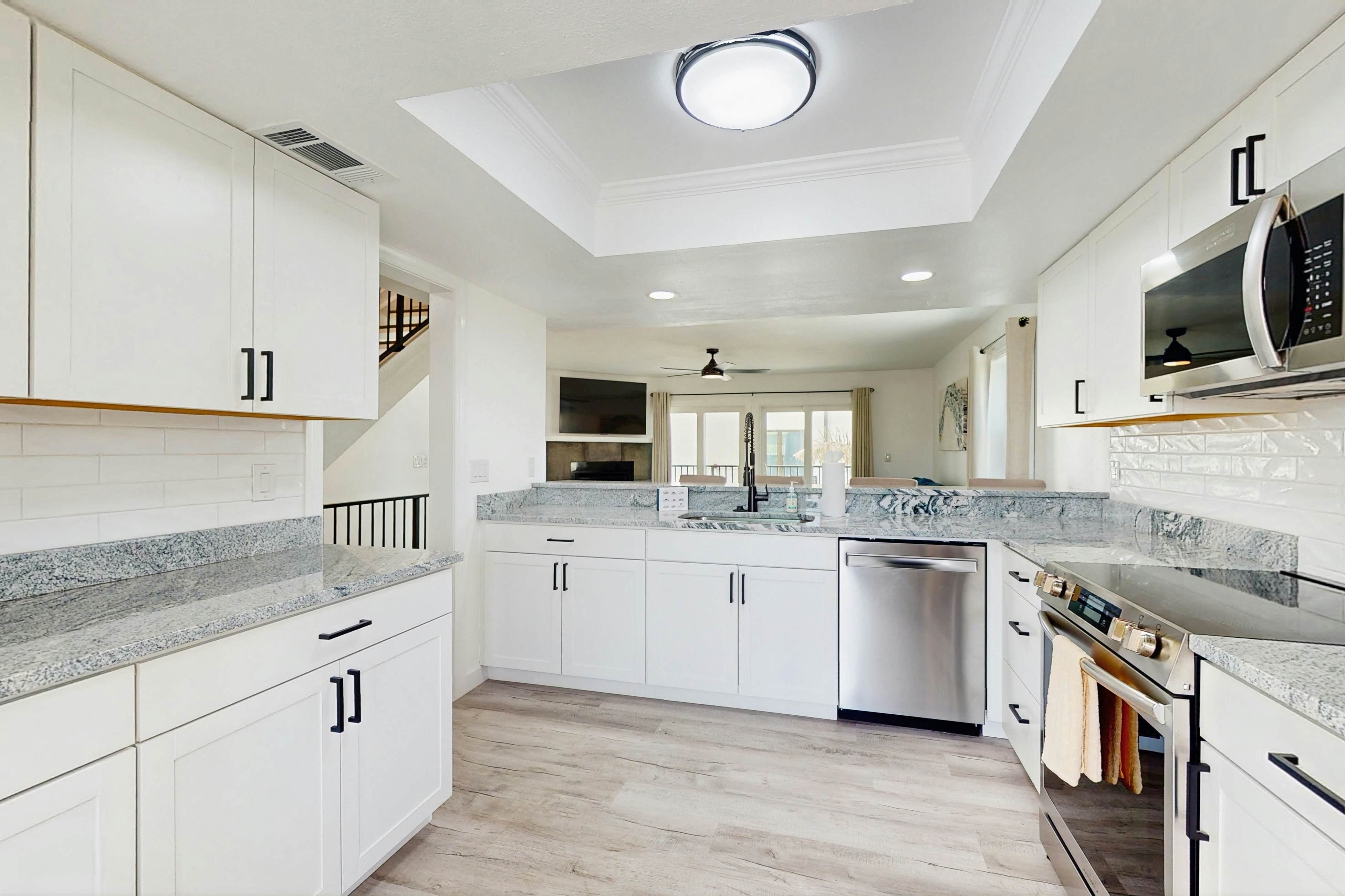 Spacious and modern, close to Gulf and beaches, dog friendly, private garage