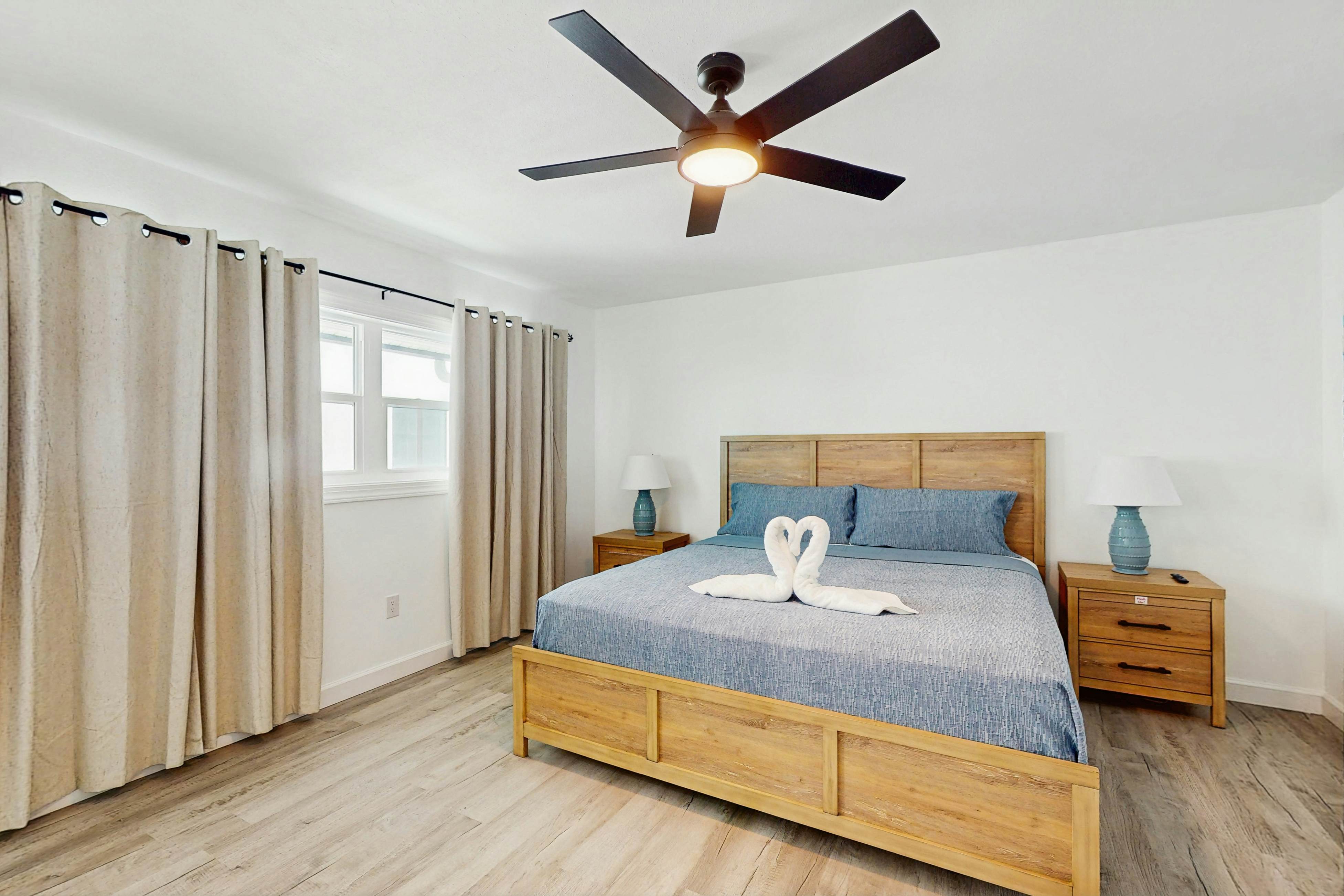 Spacious and modern, close to Gulf and beaches, dog friendly, private garage