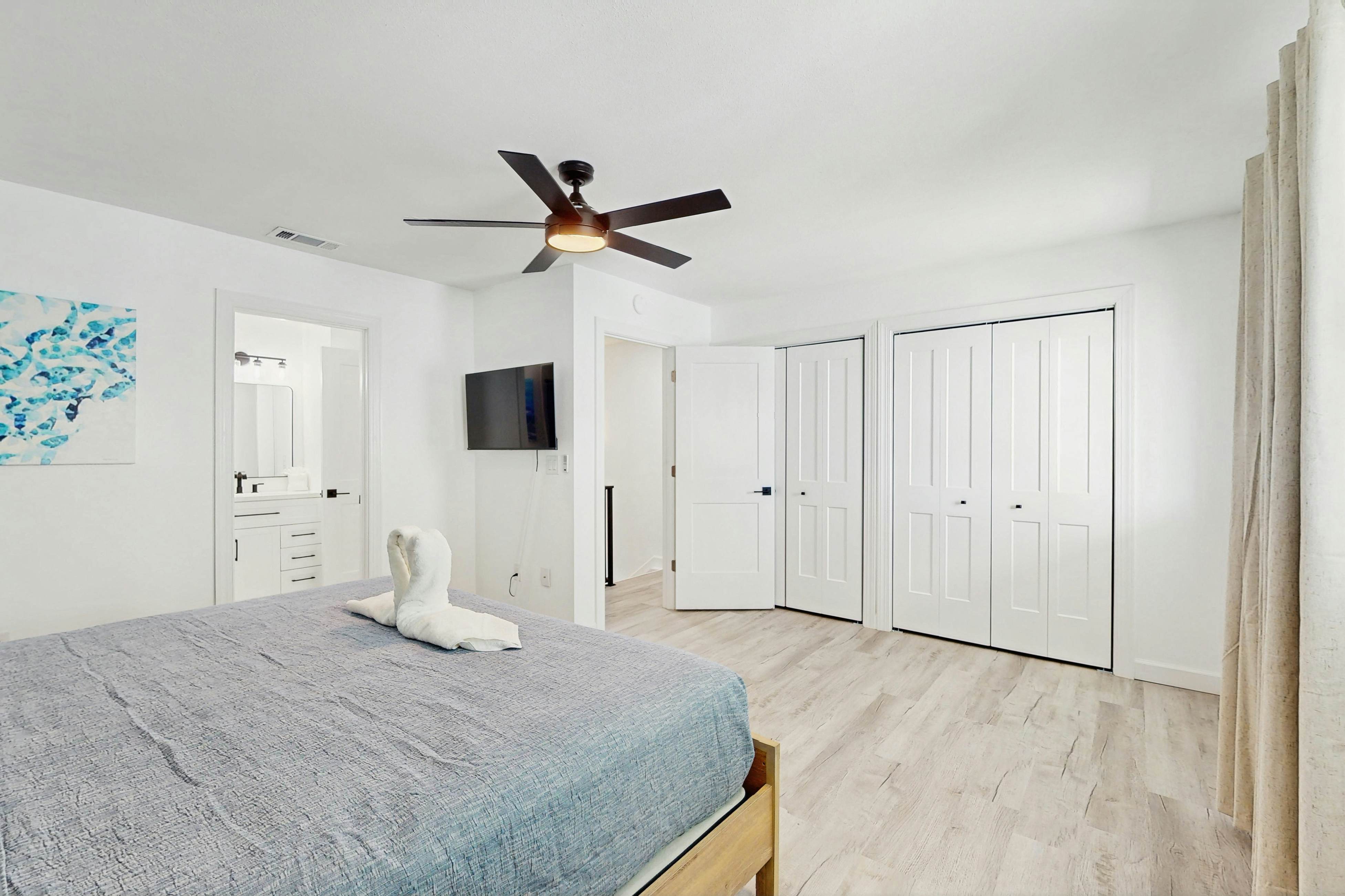 Spacious and modern, close to Gulf and beaches, dog friendly, private garage