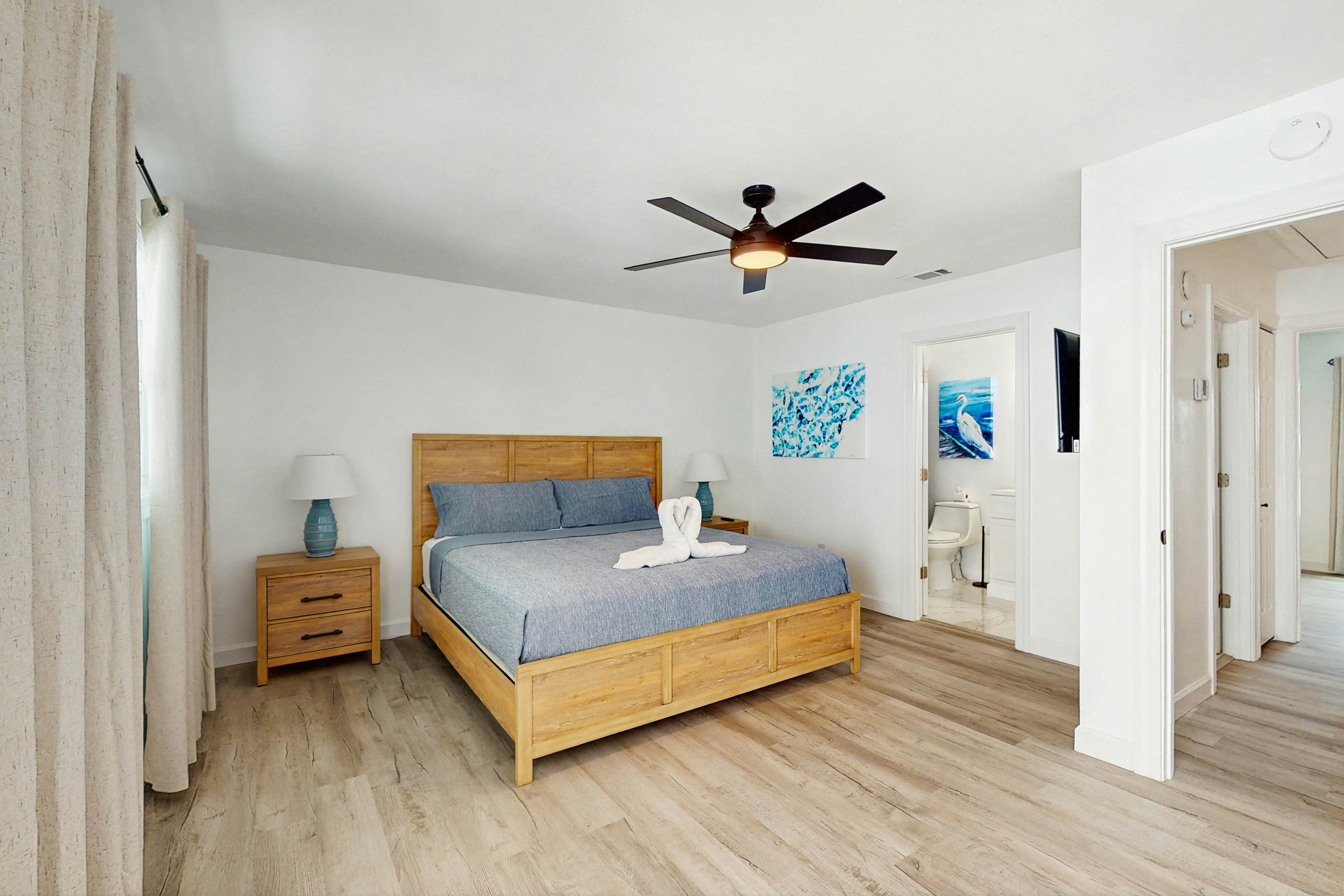 Spacious and modern, close to Gulf and beaches, dog friendly, private garage