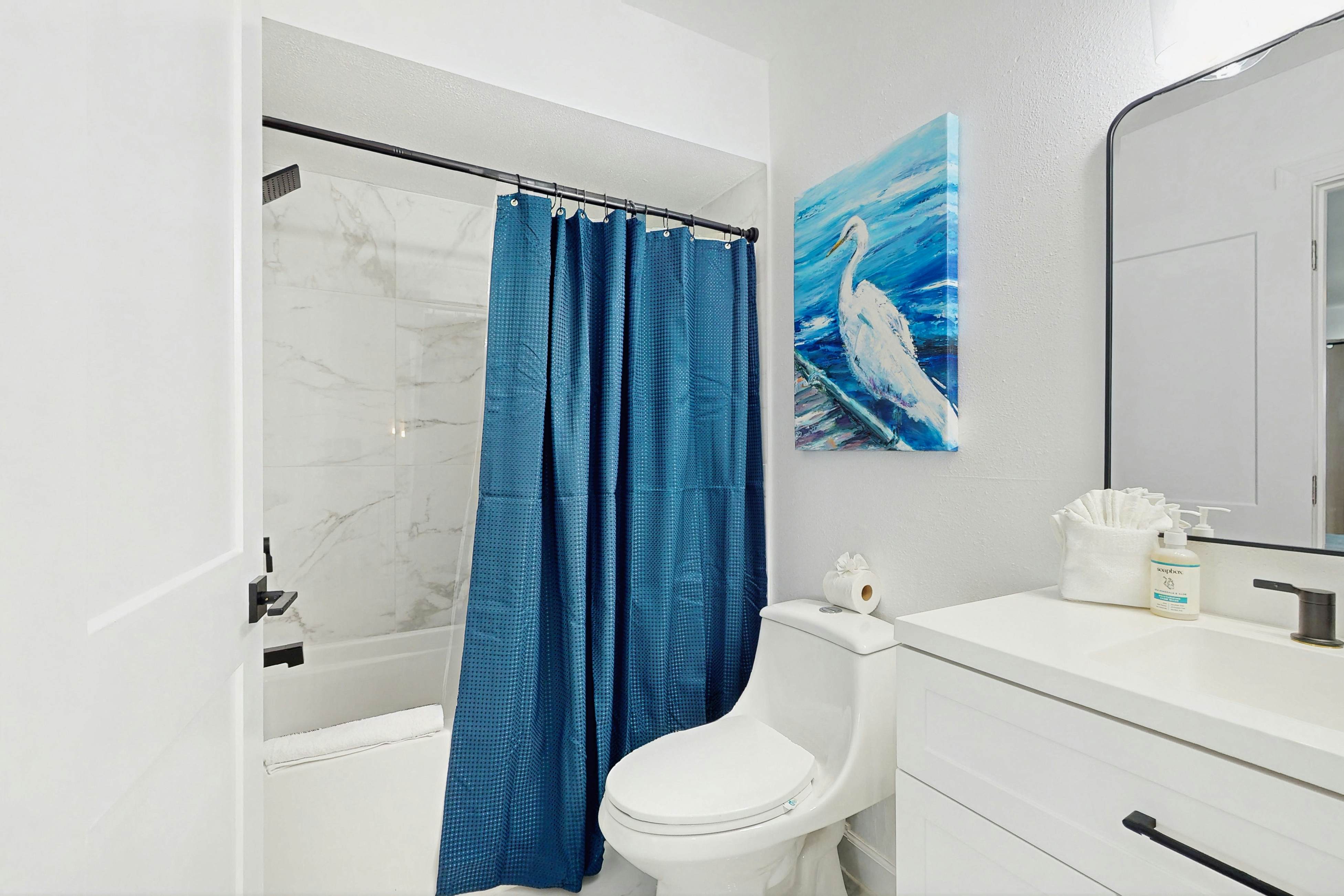 Spacious and modern, close to Gulf and beaches, dog friendly, private garage