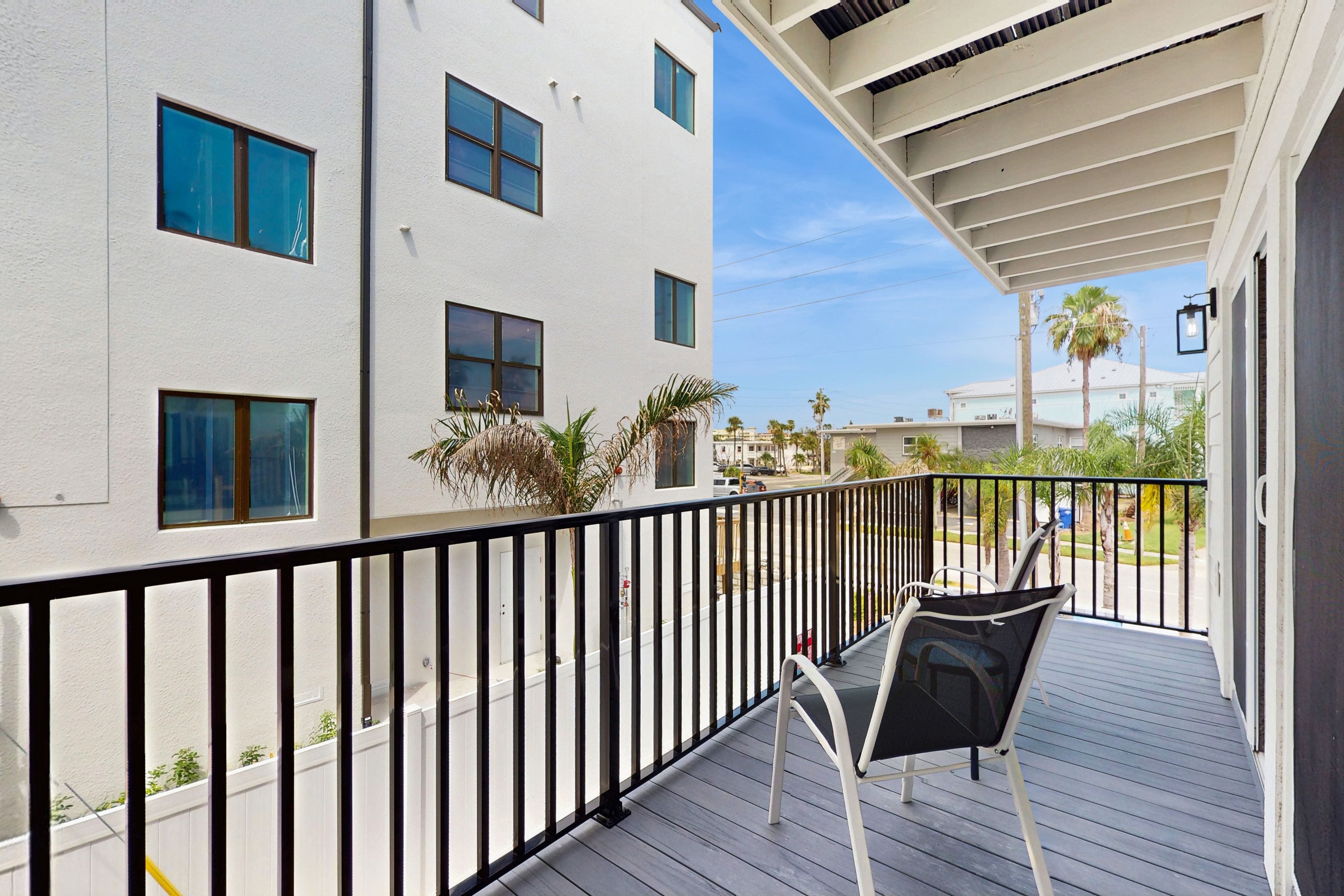 Spacious and modern close to Gulf and beaches dog friendly private garage