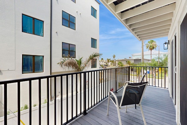 Spacious and modern close to Gulf and beaches dog friendly private garage