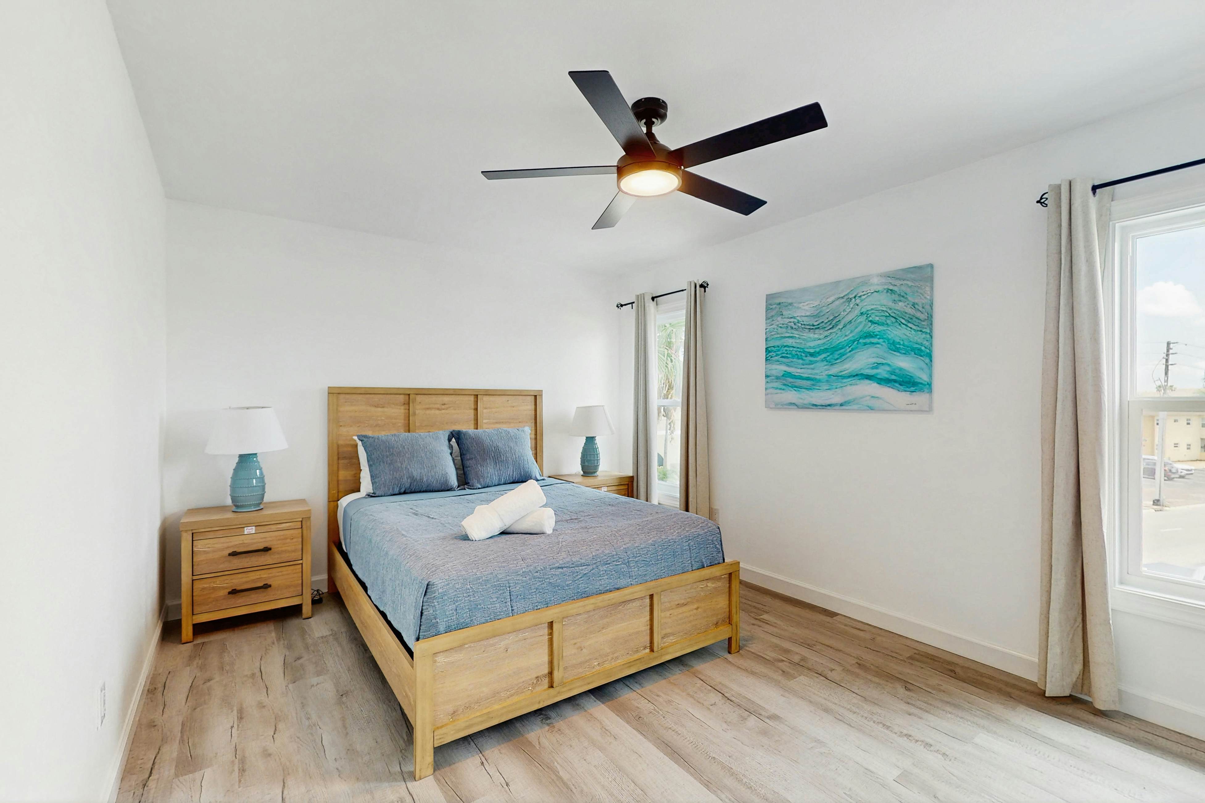 Spacious and modern, close to Gulf and beaches, dog friendly, private garage