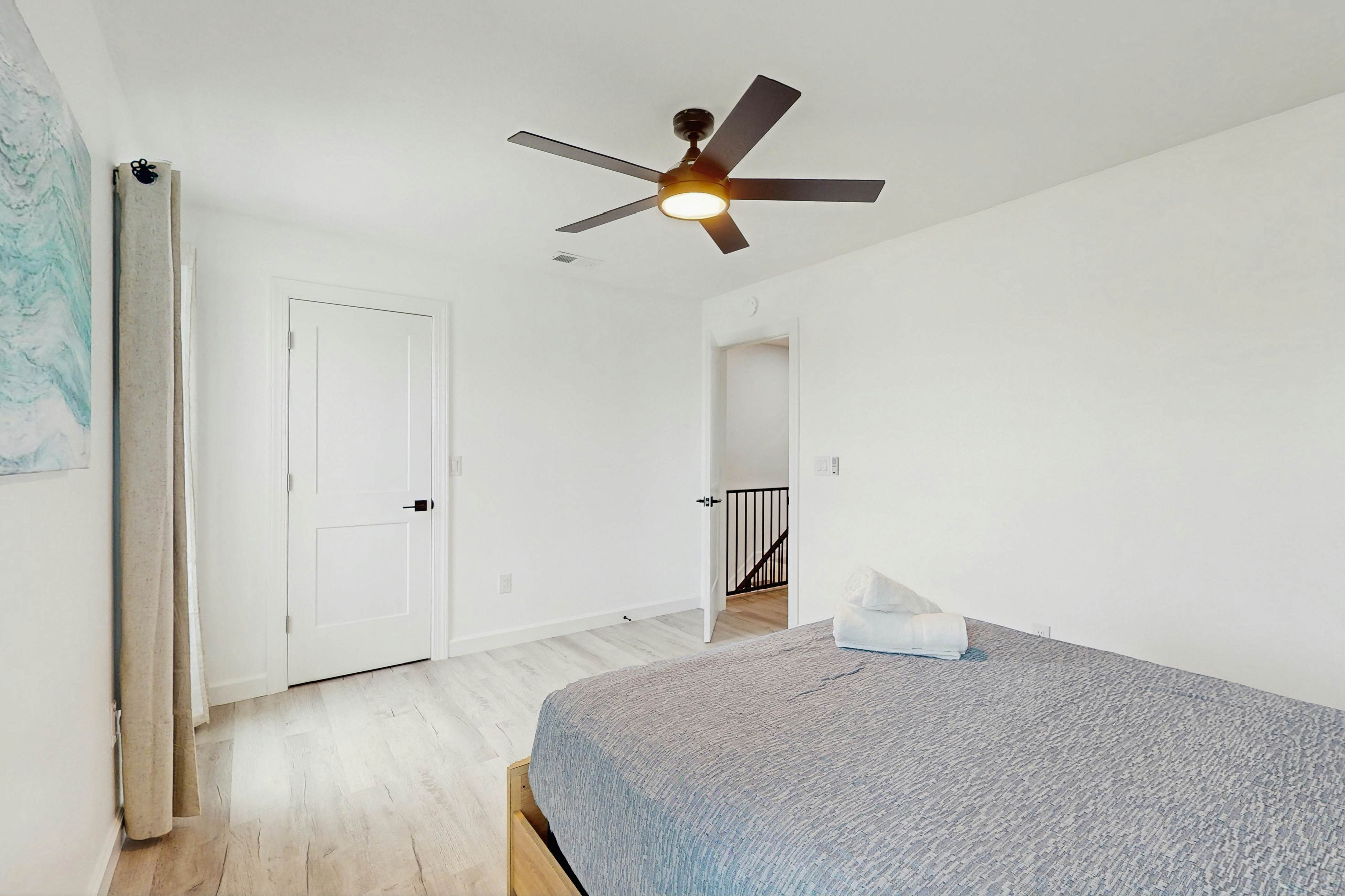 Spacious and modern, close to Gulf and beaches, dog friendly, private garage