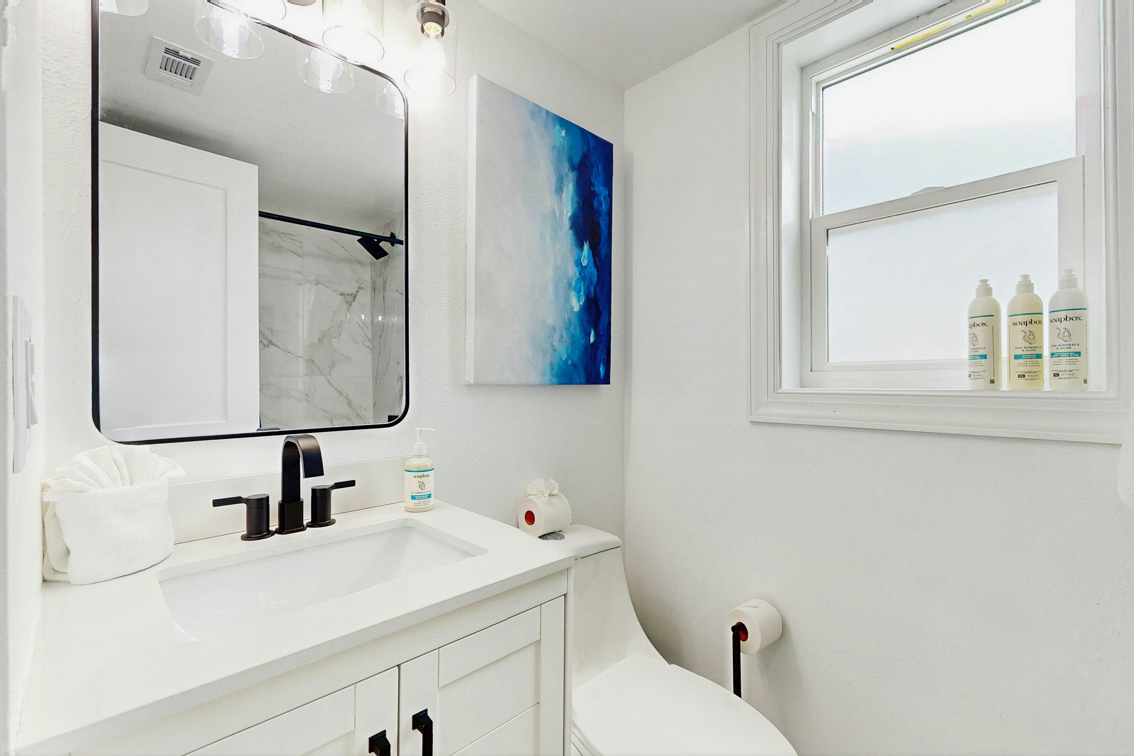 Spacious and modern, close to Gulf and beaches, dog friendly, private garage