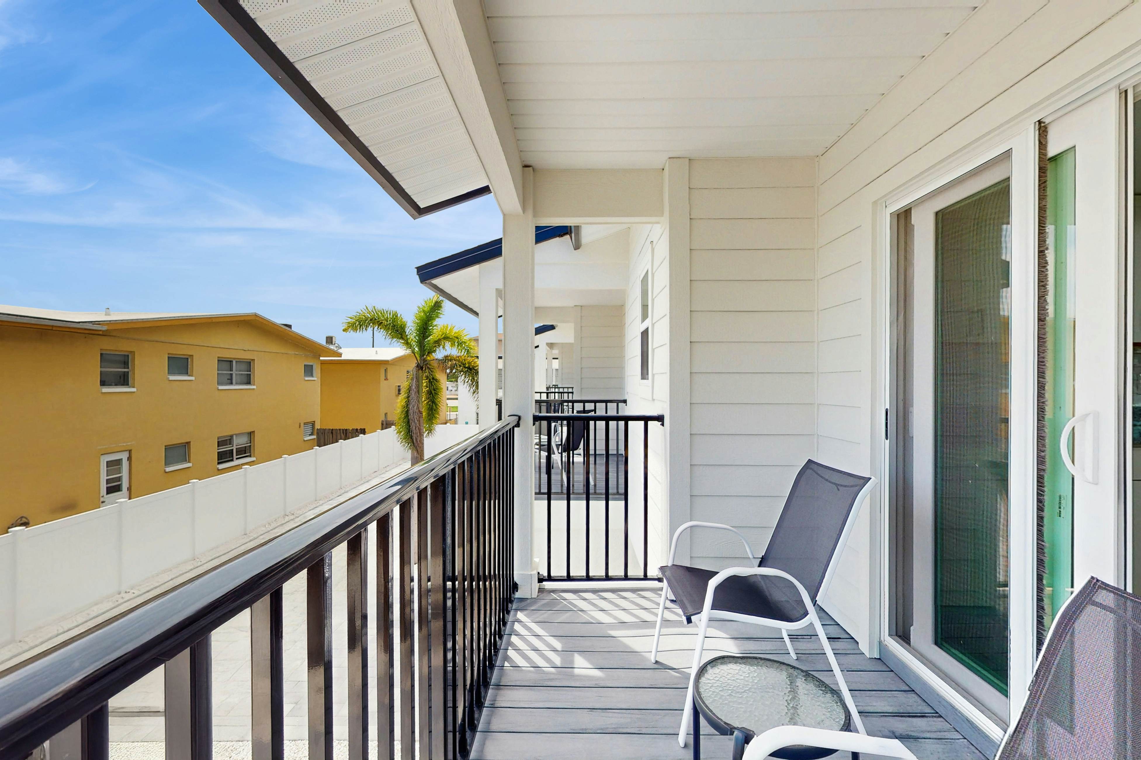 Spacious and modern, close to Gulf and beaches, dog friendly, private garage