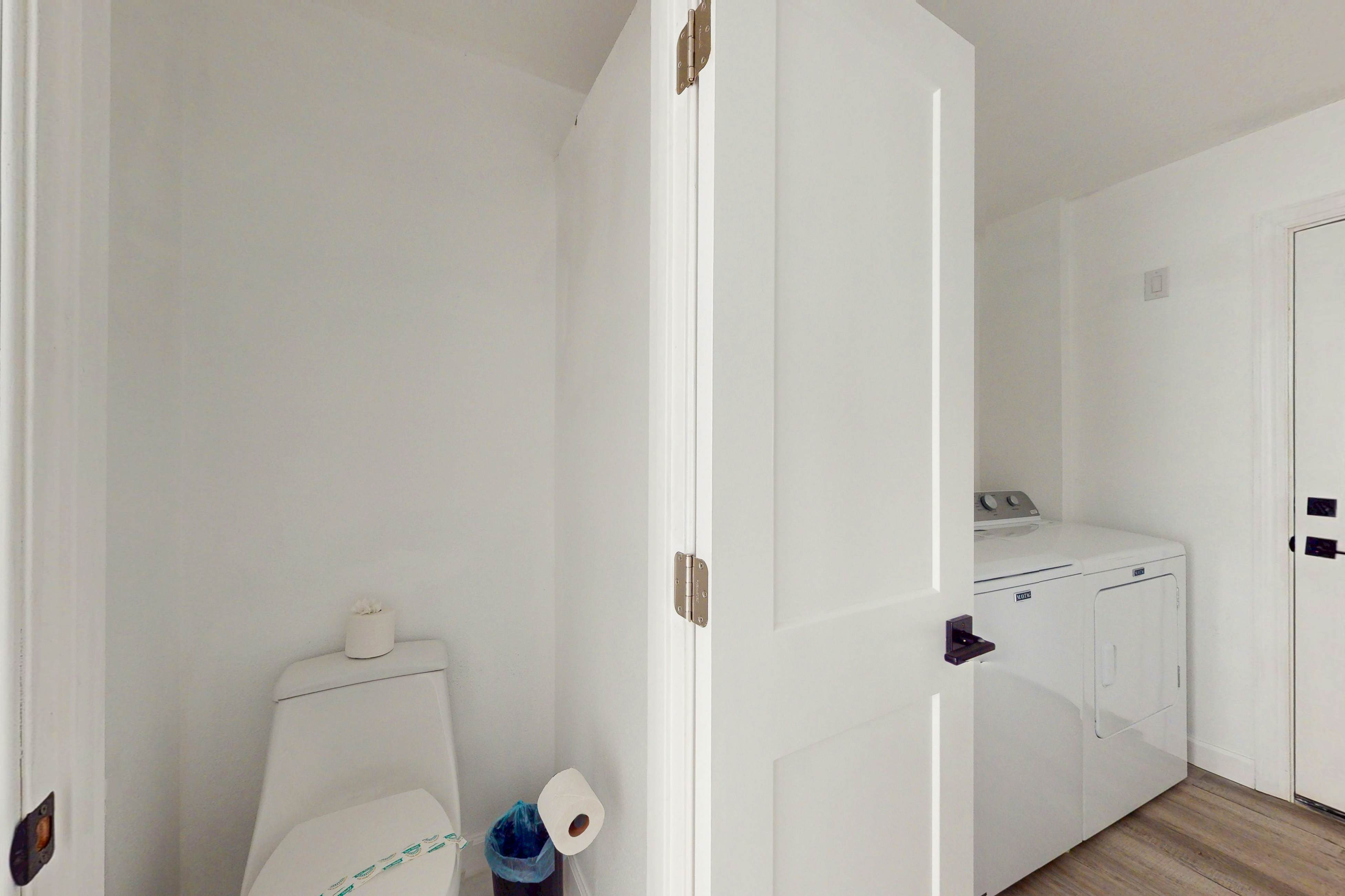 Spacious and modern, close to Gulf and beaches, dog friendly, private garage