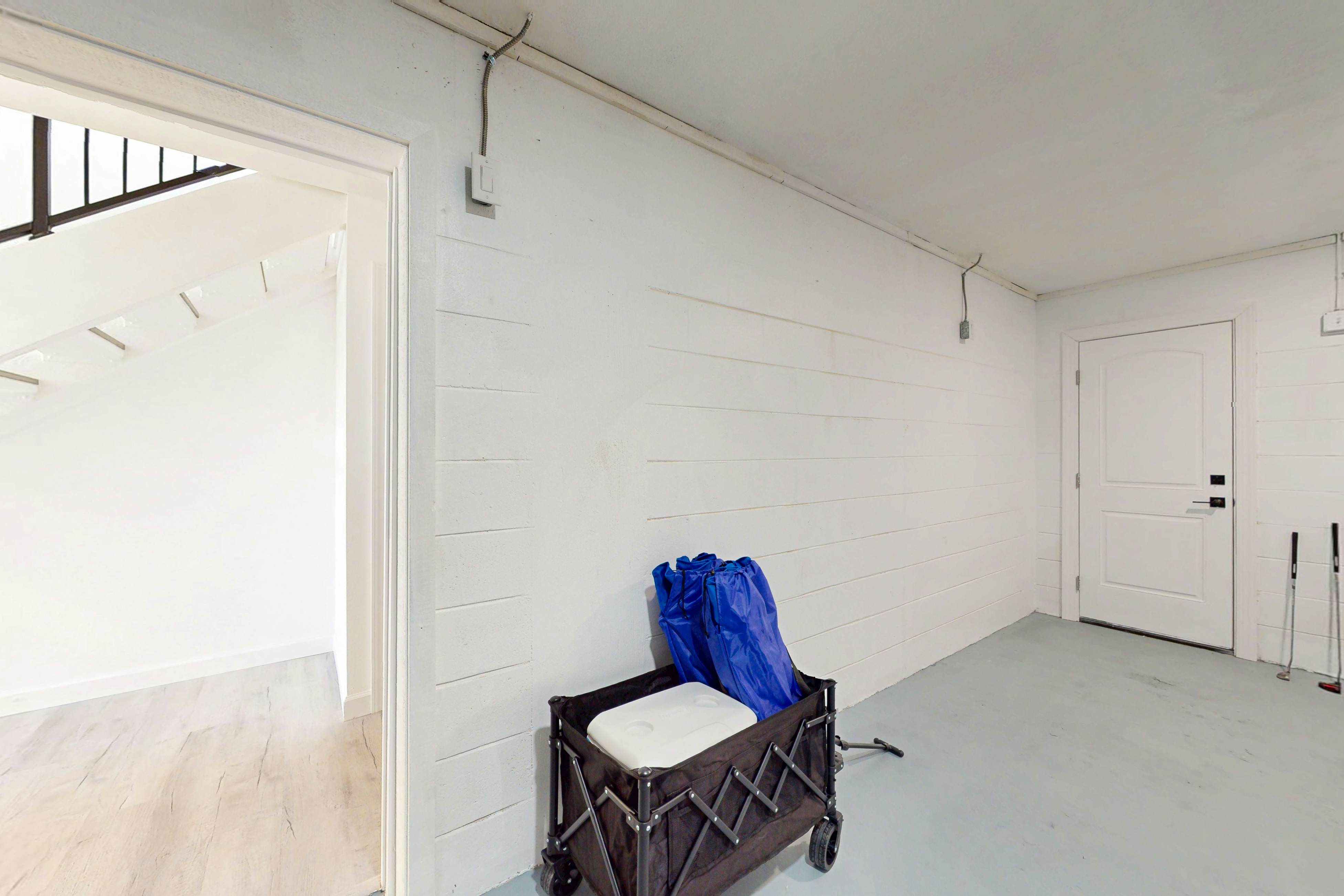 Spacious and modern, close to Gulf and beaches, dog friendly, private garage