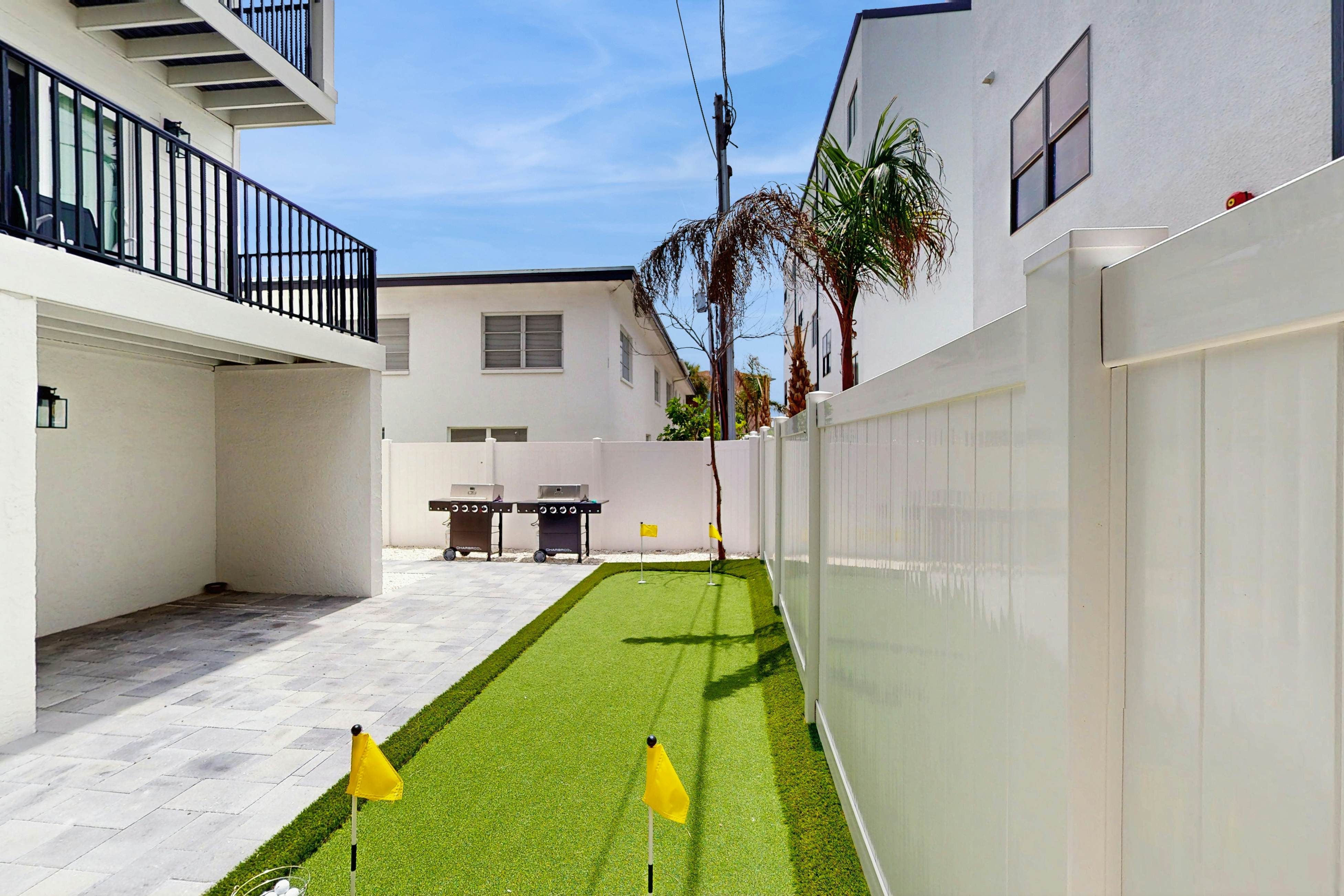 Spacious and modern, close to Gulf and beaches, dog friendly, private garage