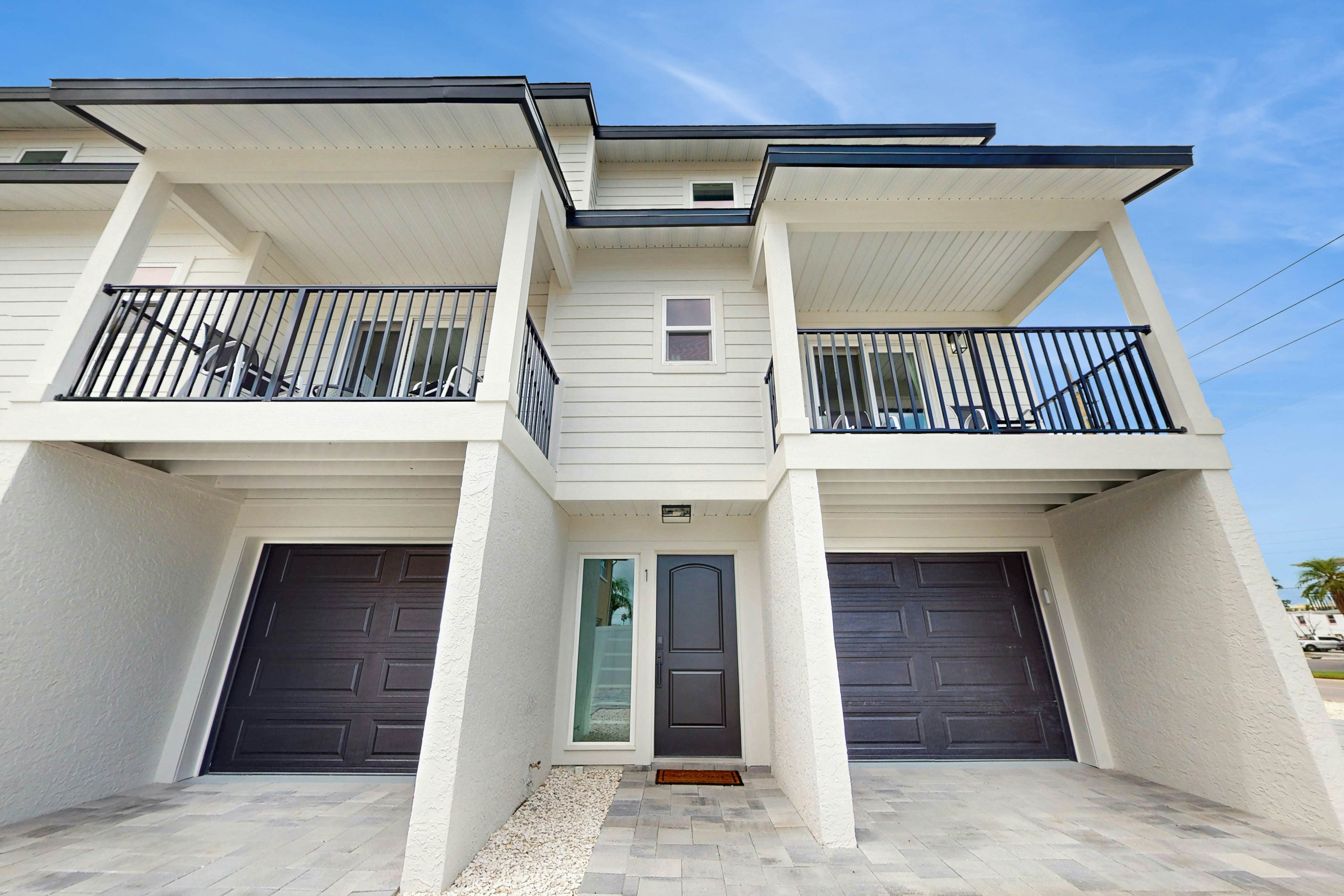 Spacious and modern, close to Gulf and beaches, dog friendly, private garage