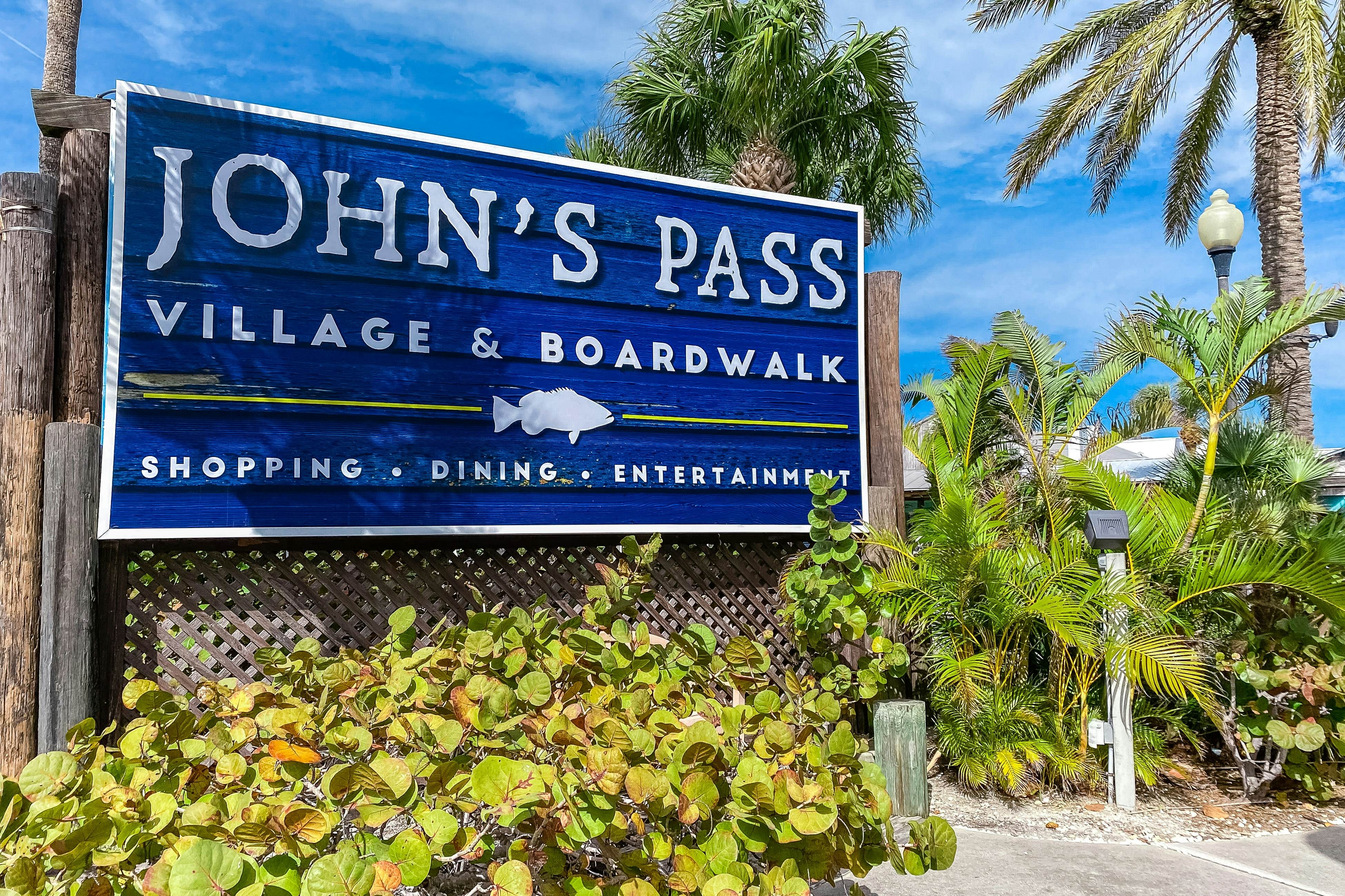 Spacious and modern, close to Gulf and beaches, dog friendly, private garage