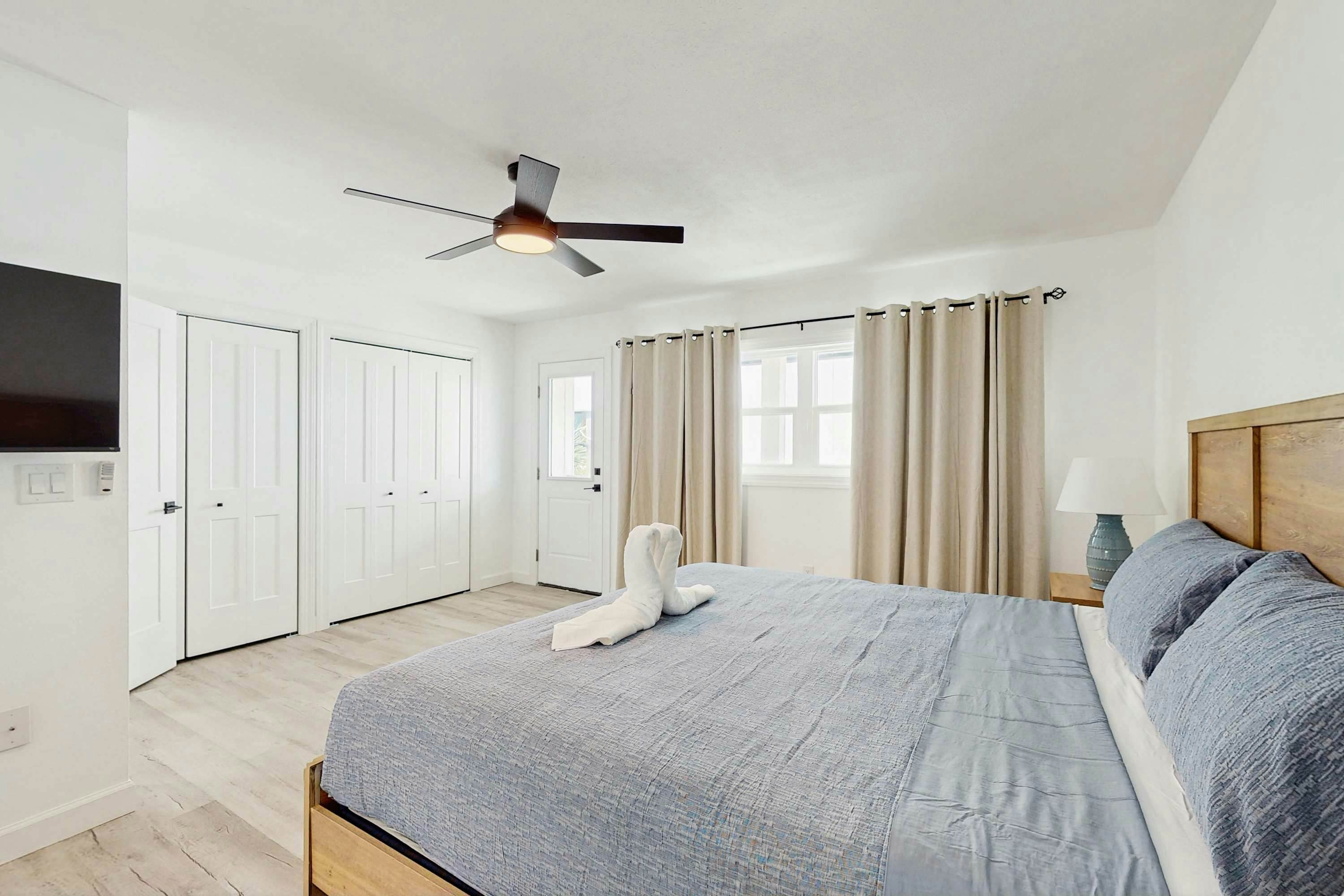 Spacious and modern close to Gulf and beaches dog friendly private garage