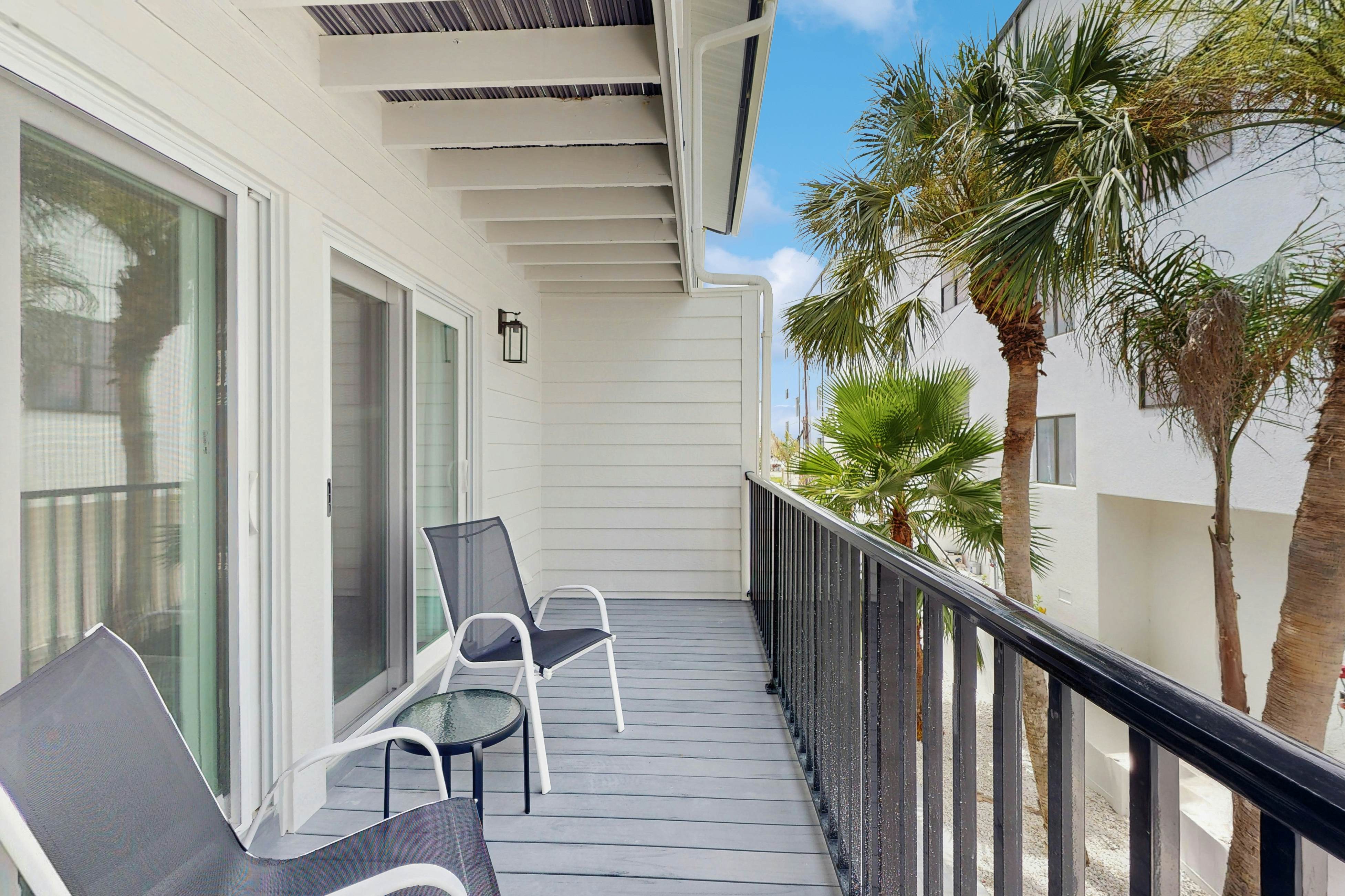 Spacious and dog friendly, close to the Gulf and beaches, AC, WIFI and WD