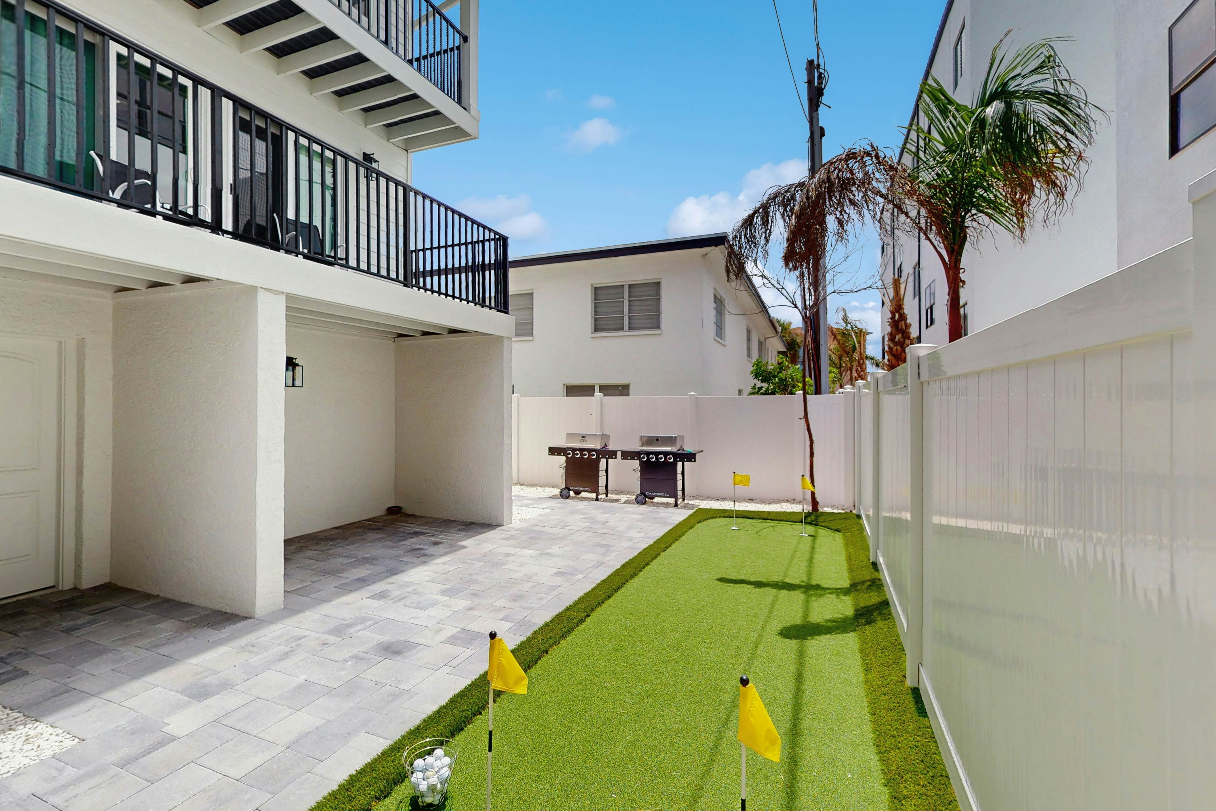 Spacious and dog friendly, close to the Gulf and beaches, AC, WIFI and WD