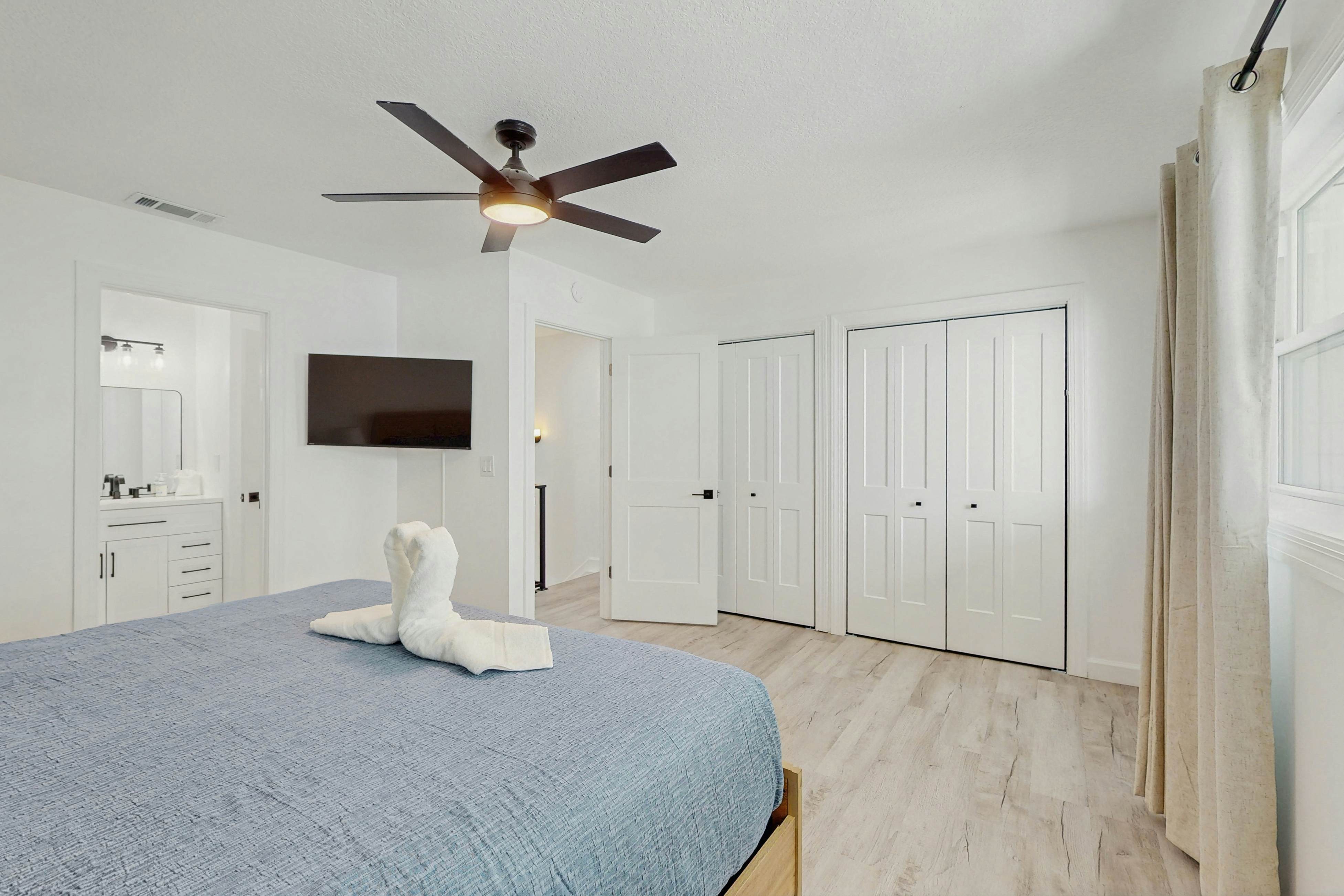 Spacious and dog friendly, close to the Gulf and beaches, AC, WIFI and WD