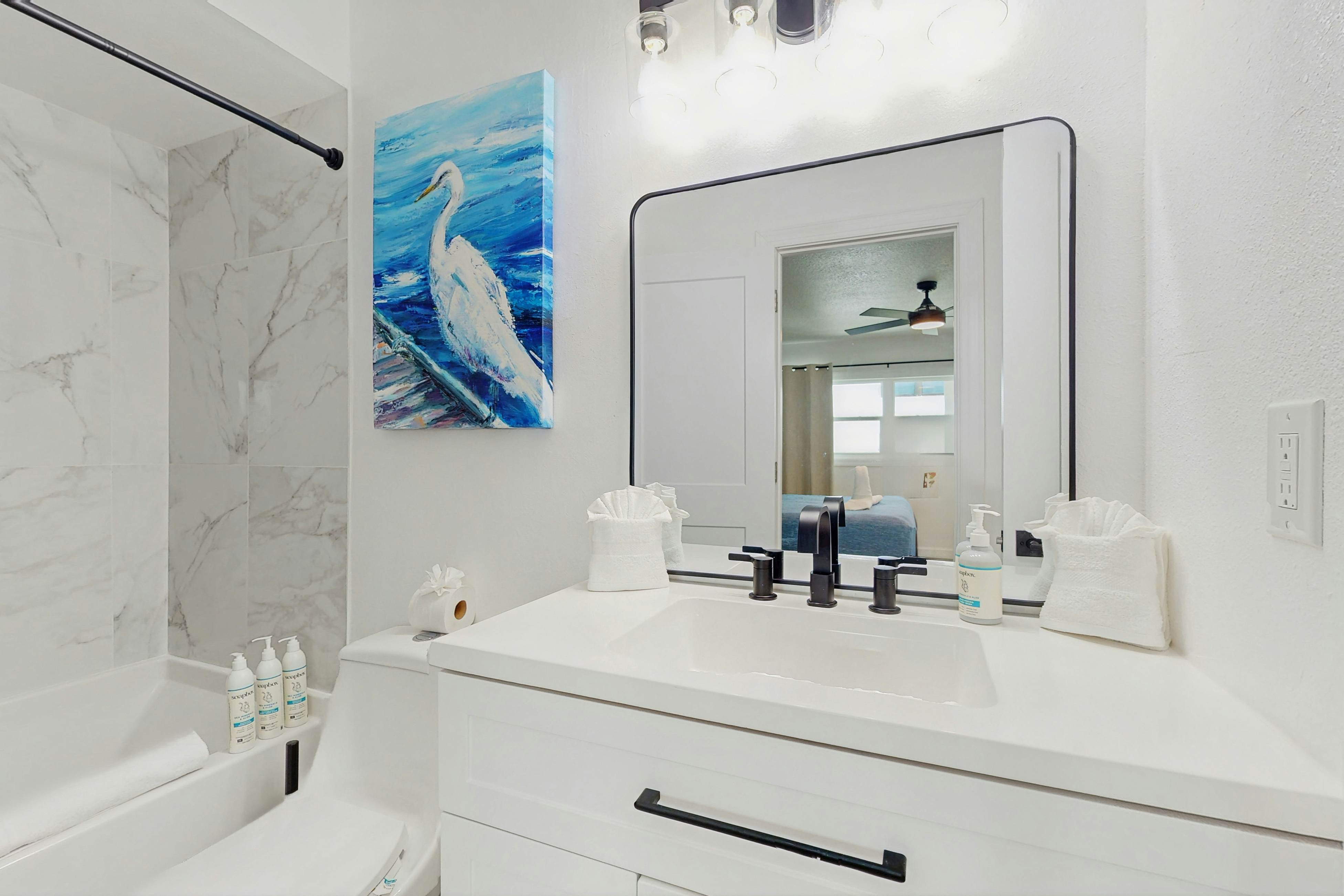 Spacious and dog friendly, close to the Gulf and beaches, AC, WIFI and WD