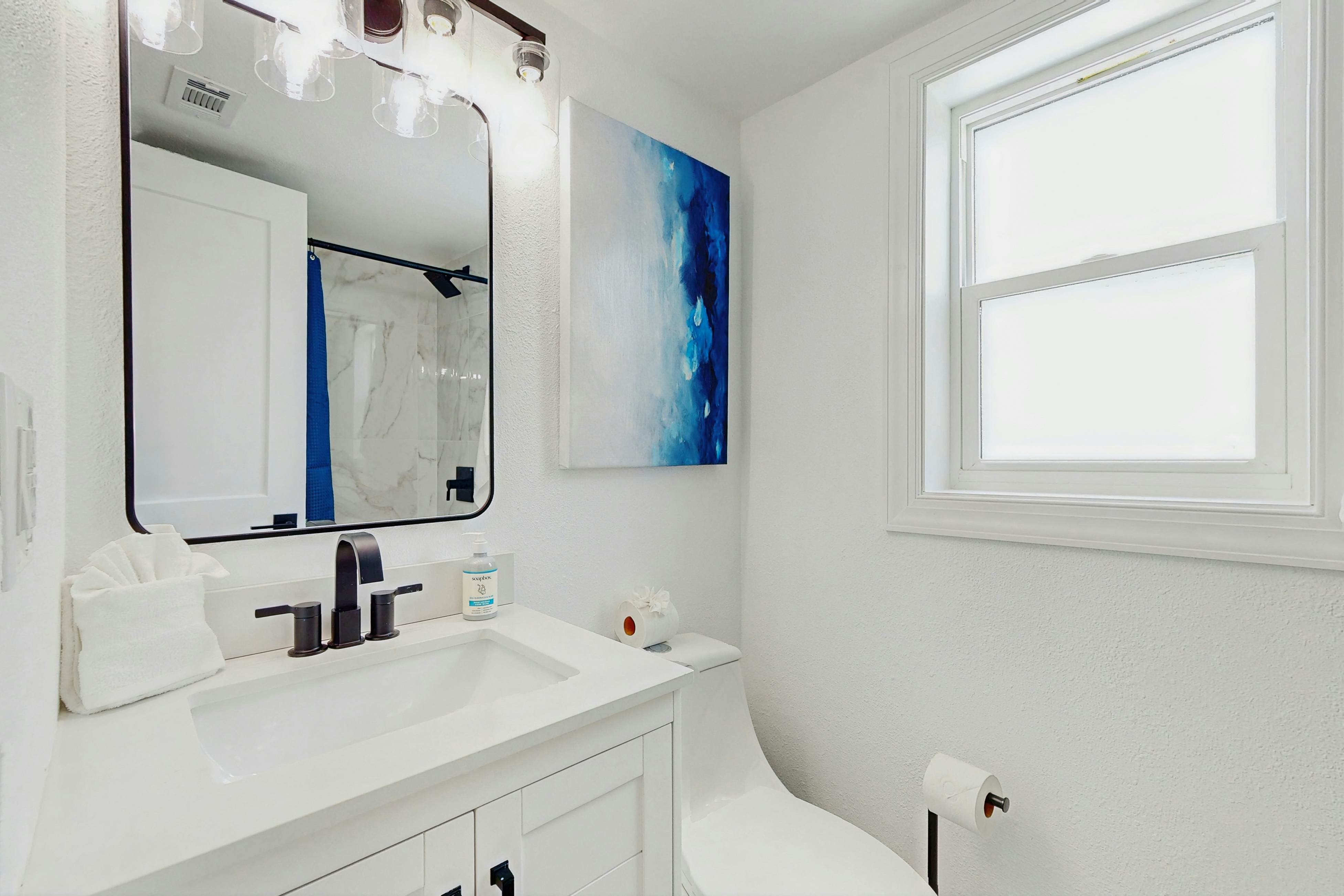 Spacious and dog friendly, close to the Gulf and beaches, AC, WIFI and WD