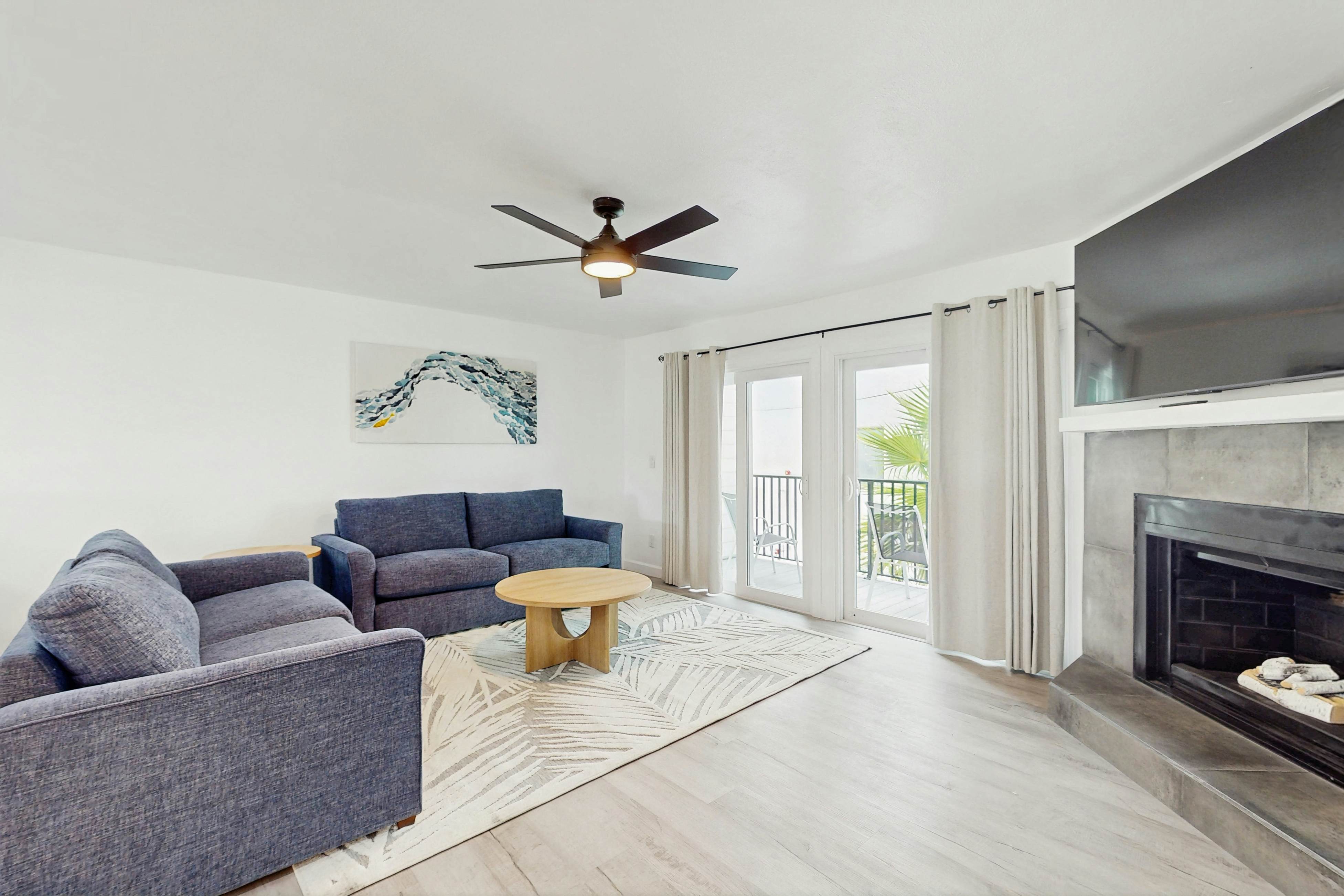 Modern dog friendly townhome, close to the Gulf and beaches, shopping  & dining