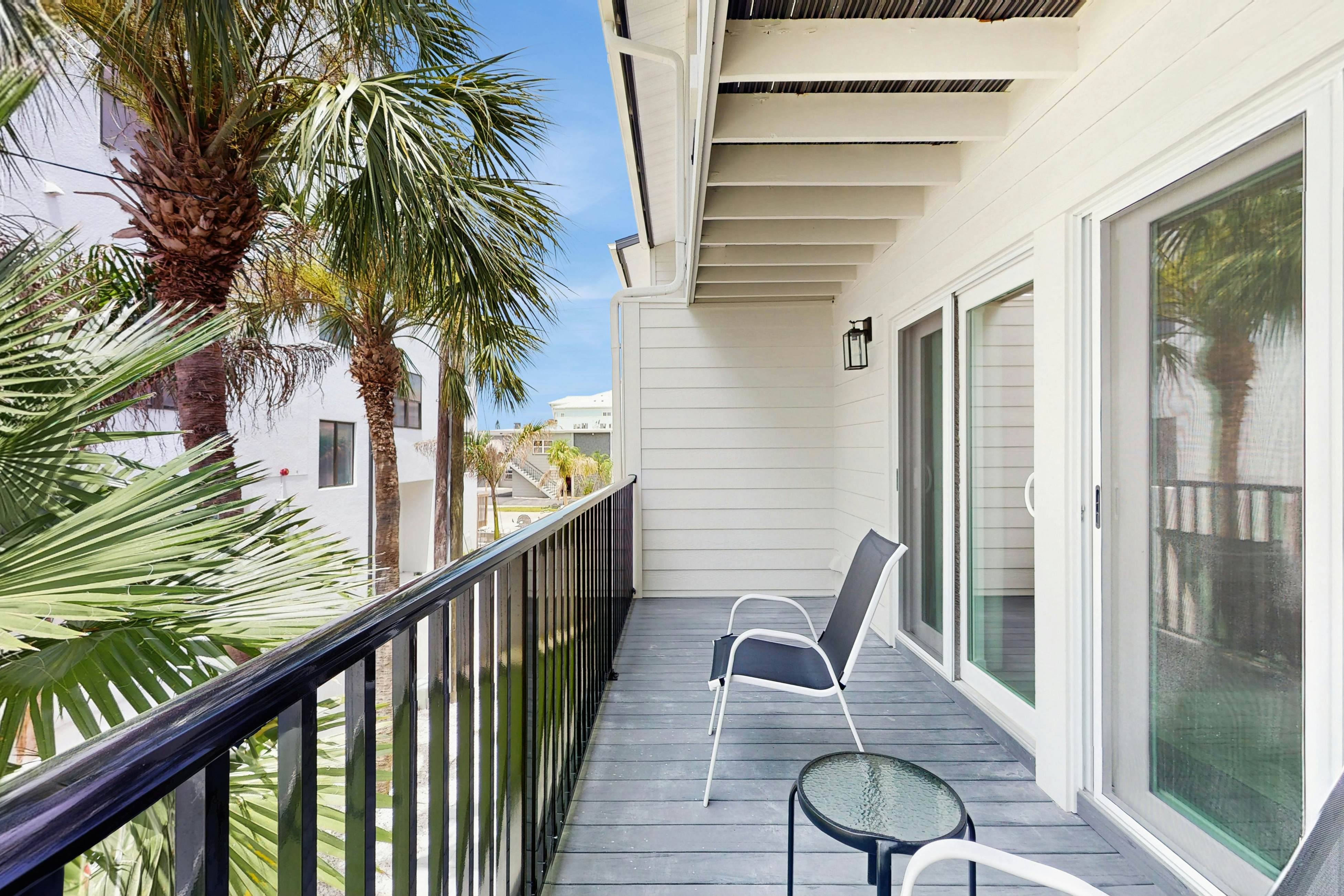 Modern dog friendly townhome, close to the Gulf and beaches, shopping  & dining