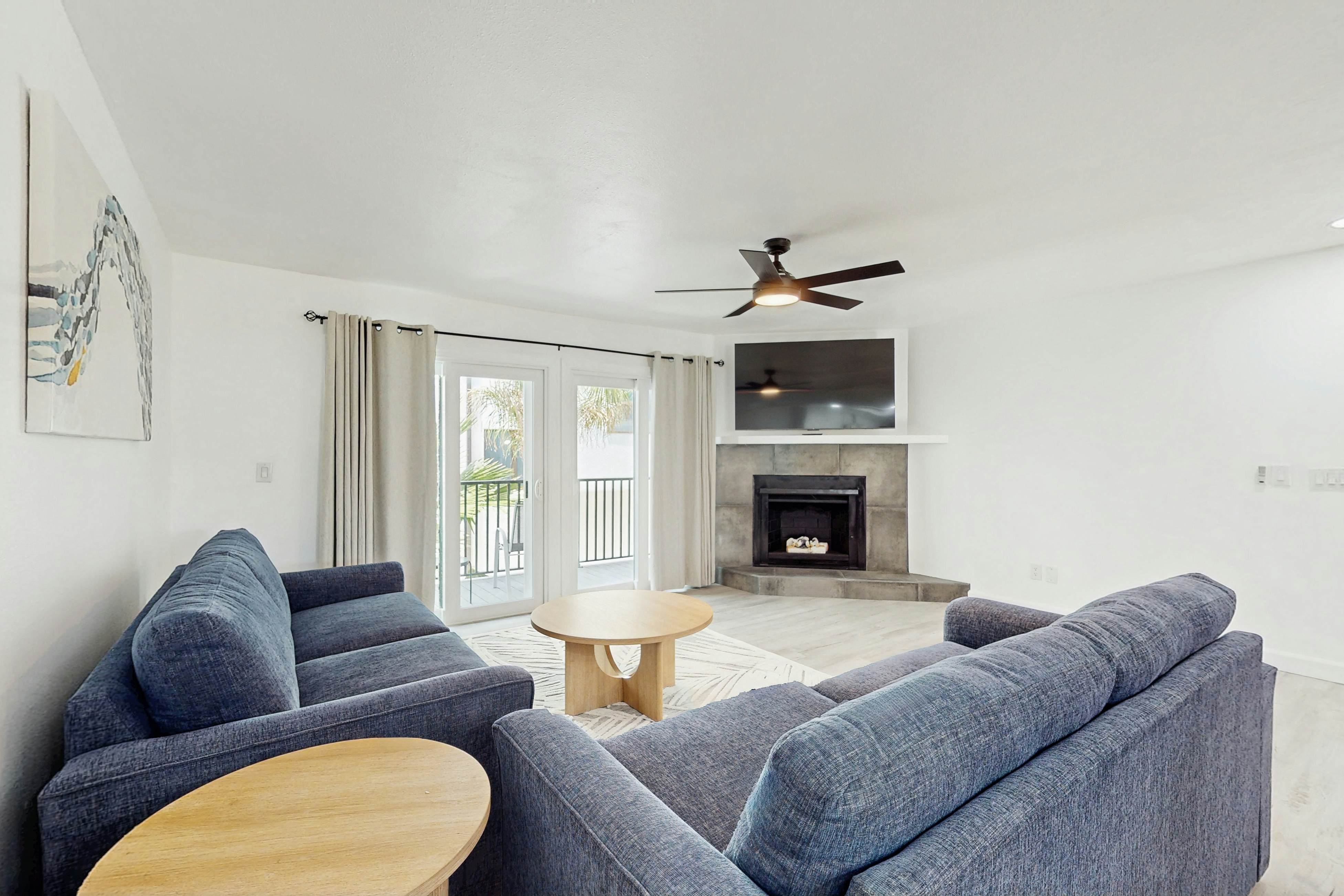 Modern dog friendly townhome, close to the Gulf and beaches, shopping  & dining