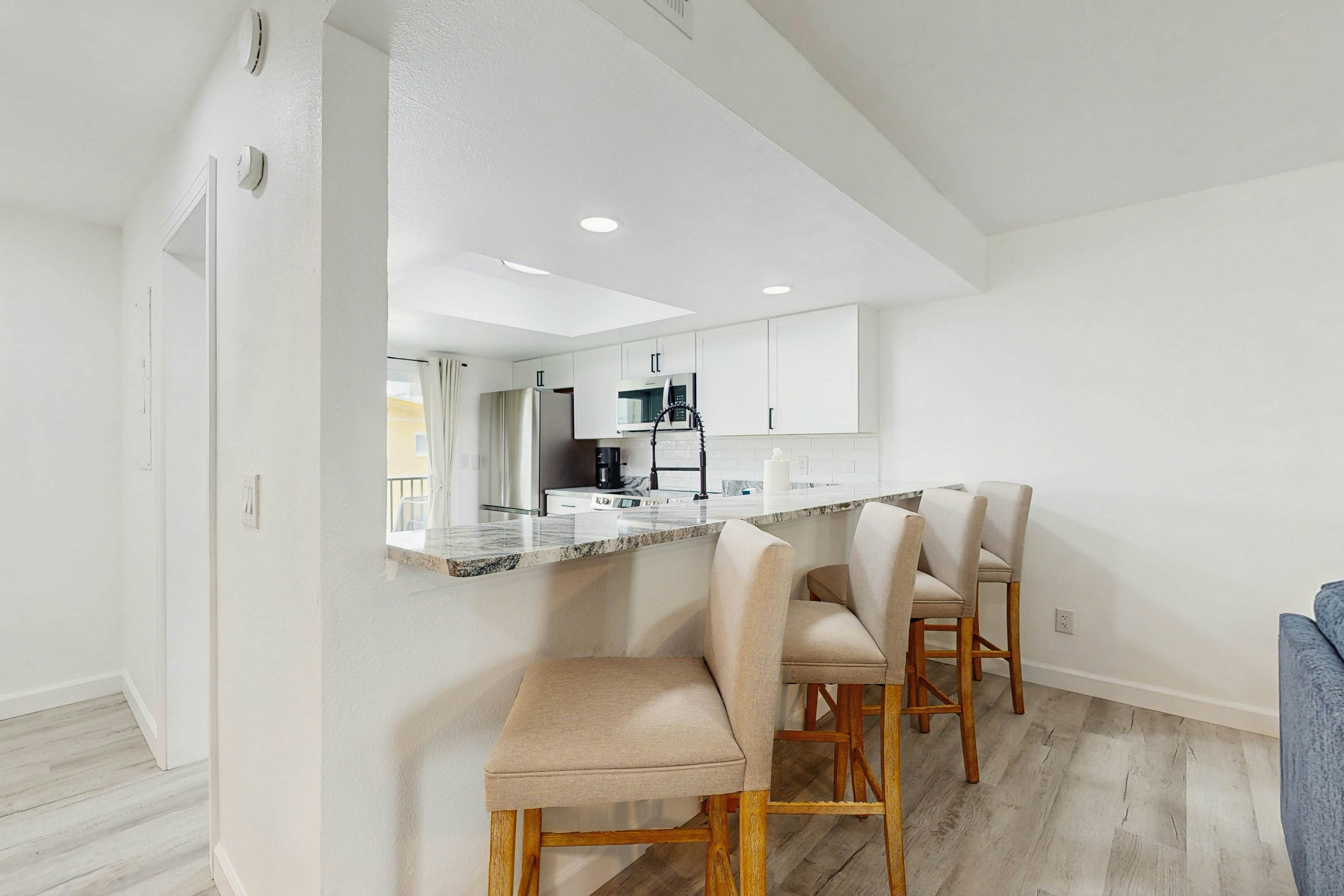 Modern dog friendly townhome, close to the Gulf and beaches, shopping  & dining