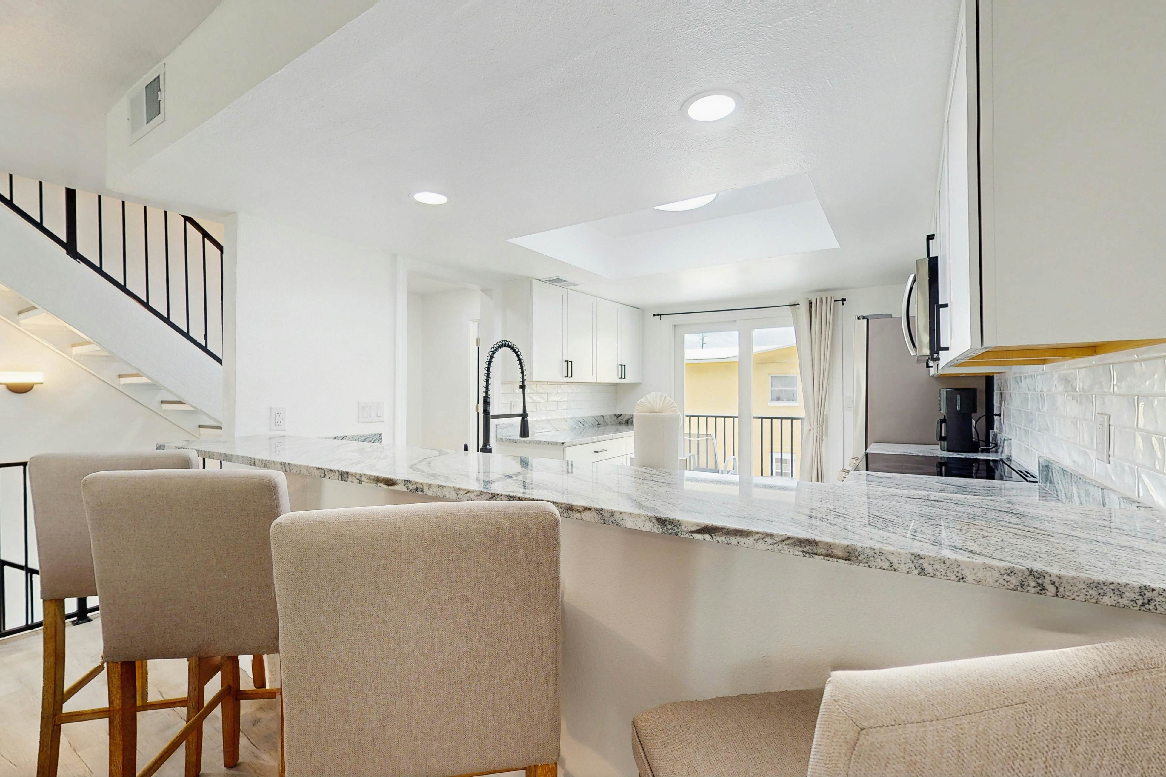 Modern dog friendly townhome, close to the Gulf and beaches, shopping  & dining