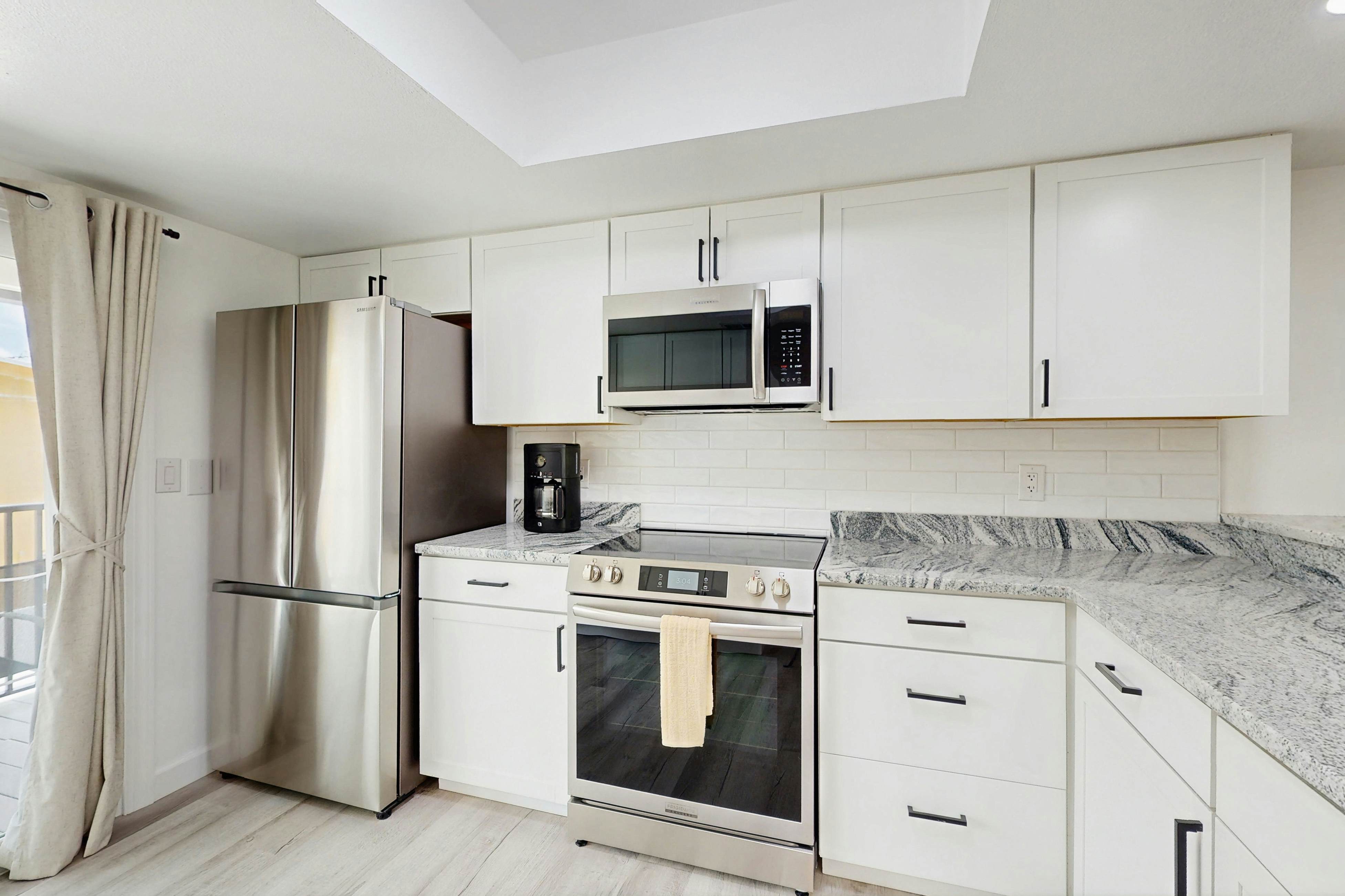 Modern dog friendly townhome, close to the Gulf and beaches, shopping  & dining