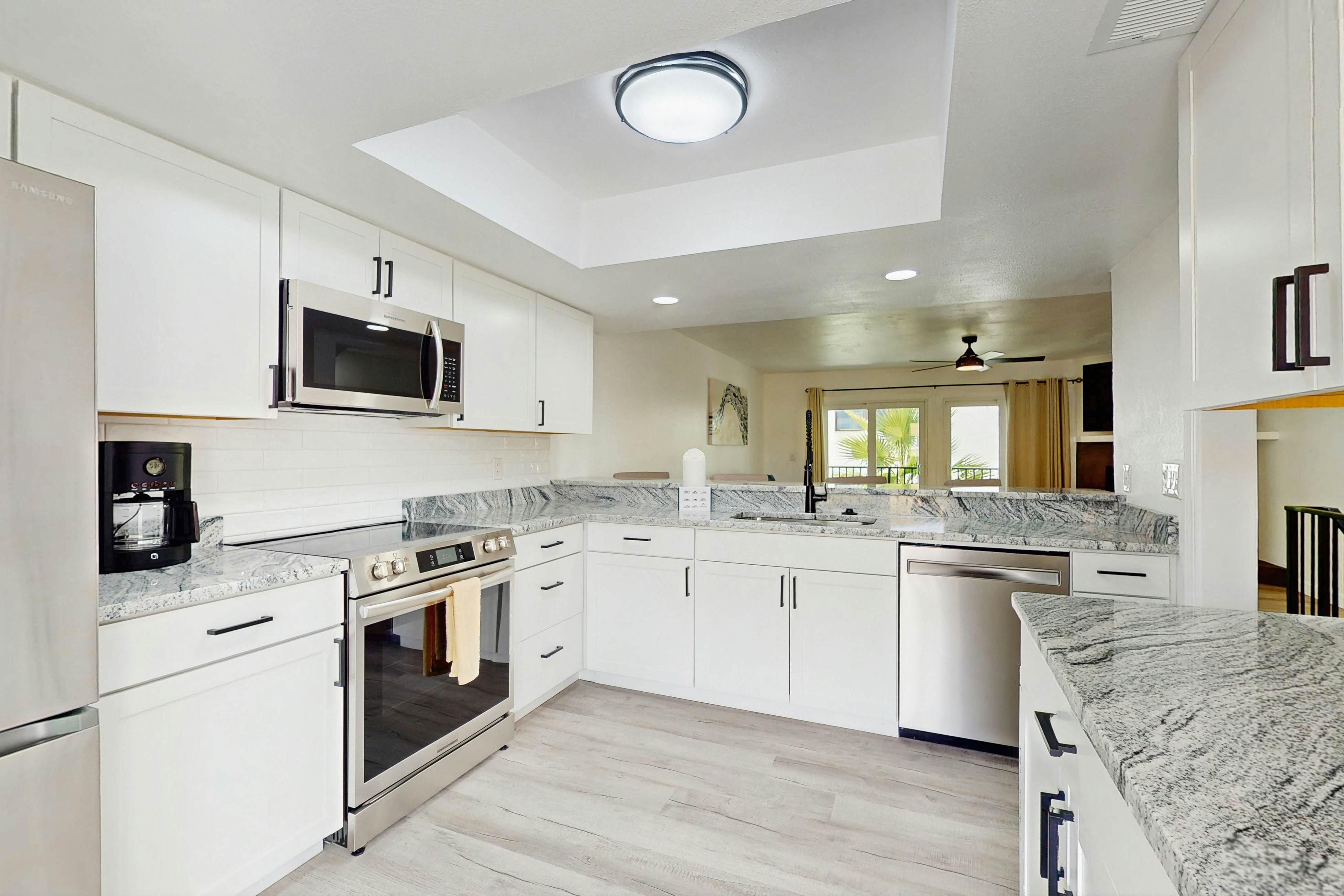 Modern dog friendly townhome, close to the Gulf and beaches, shopping  & dining