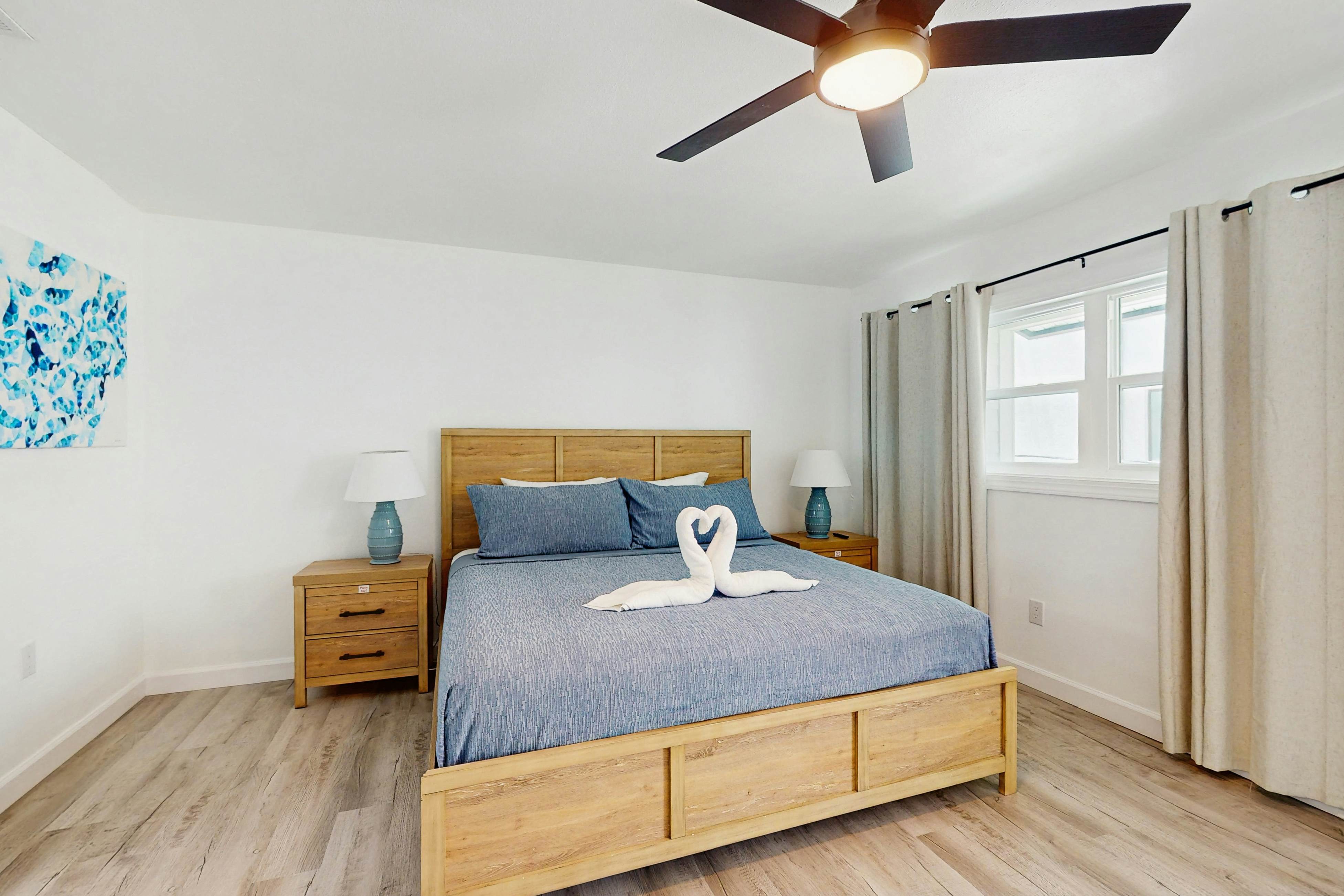 Modern dog friendly townhome, close to the Gulf and beaches, shopping  & dining