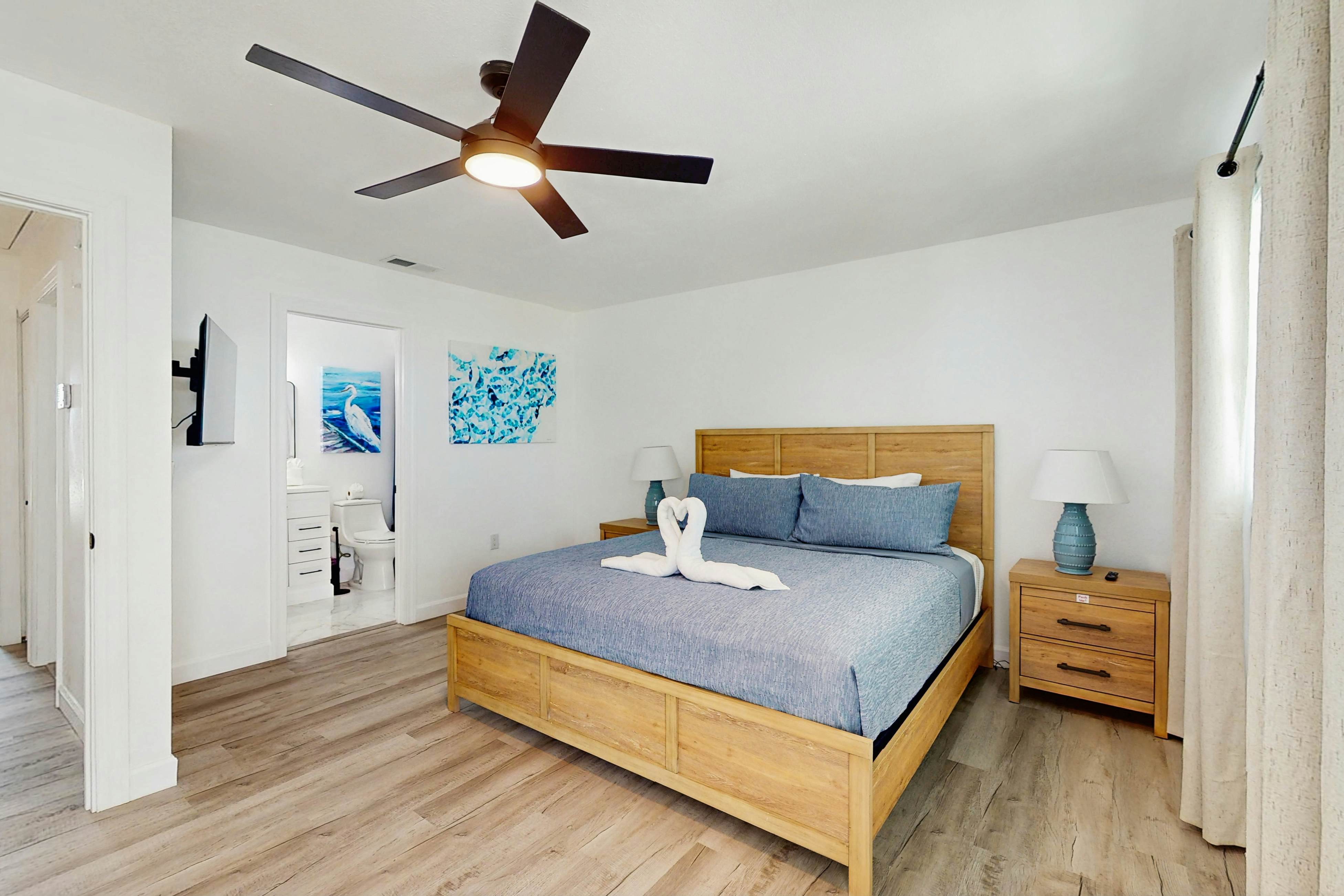 Modern dog friendly townhome, close to the Gulf and beaches, shopping  & dining