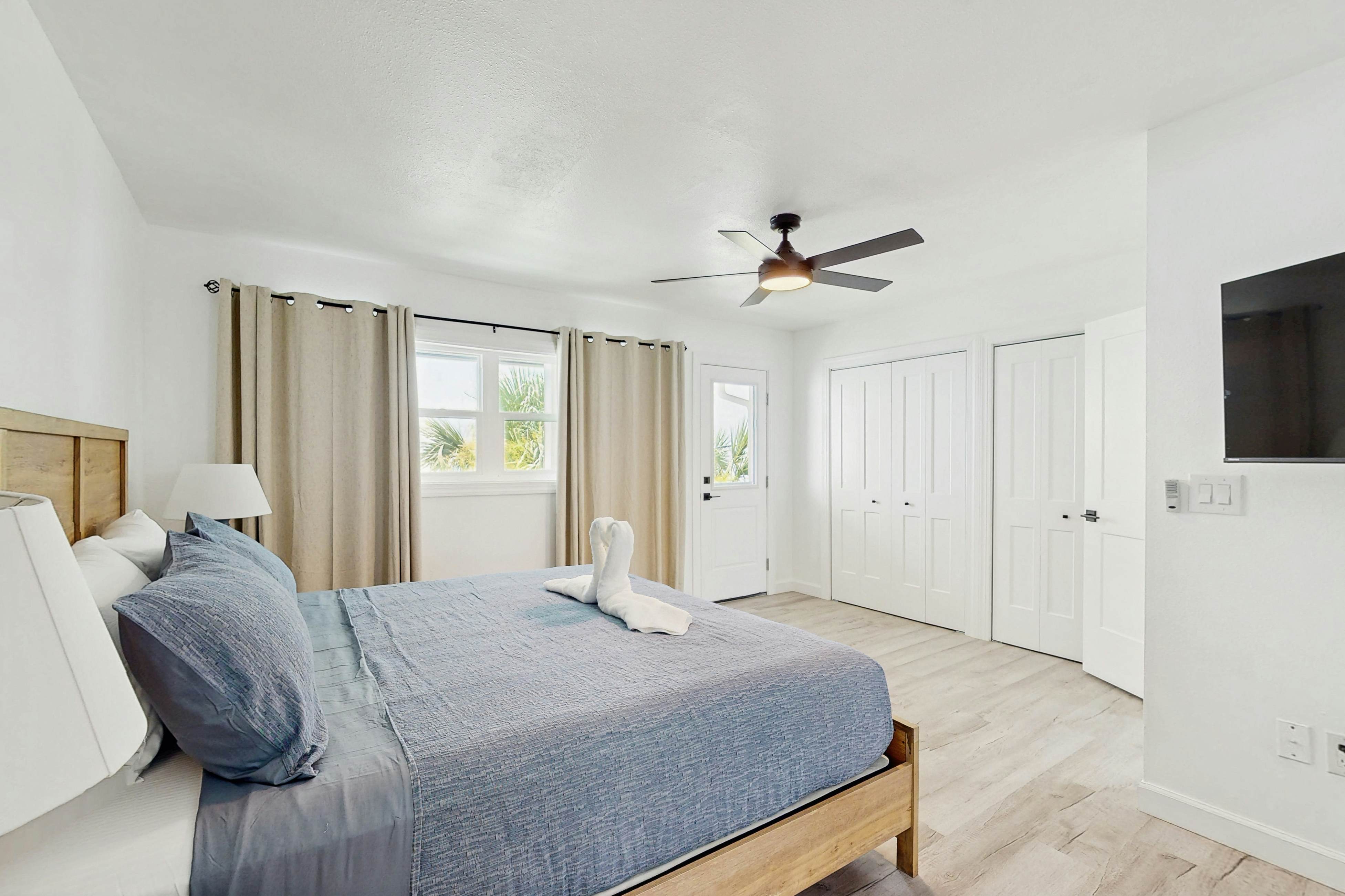 Modern dog friendly townhome, close to the Gulf and beaches, shopping  & dining