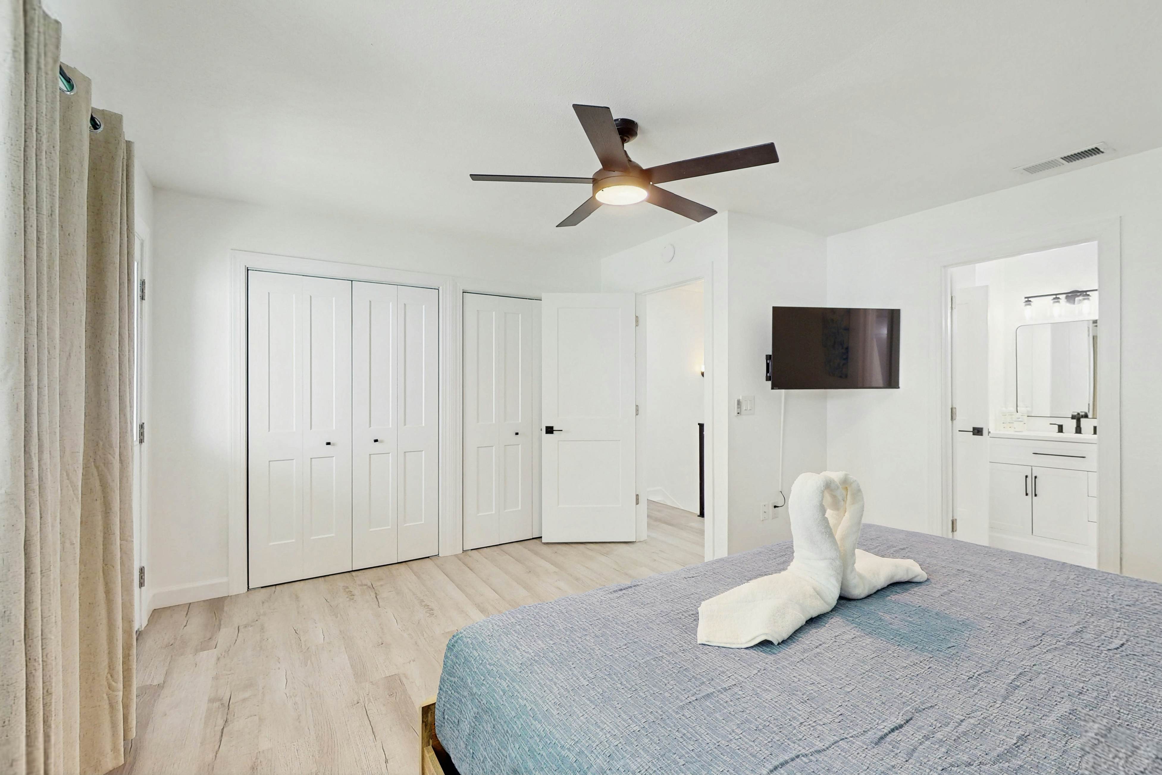 Modern dog friendly townhome, close to the Gulf and beaches, shopping  & dining