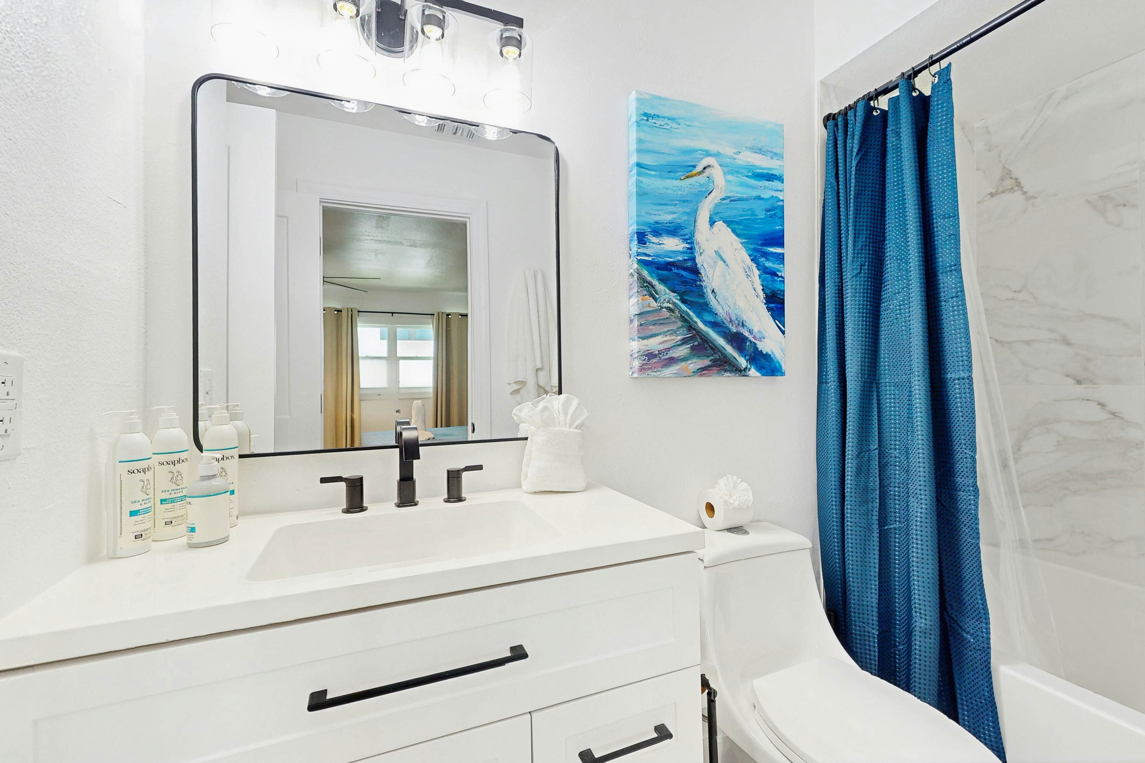 Modern dog friendly townhome, close to the Gulf and beaches, shopping  & dining