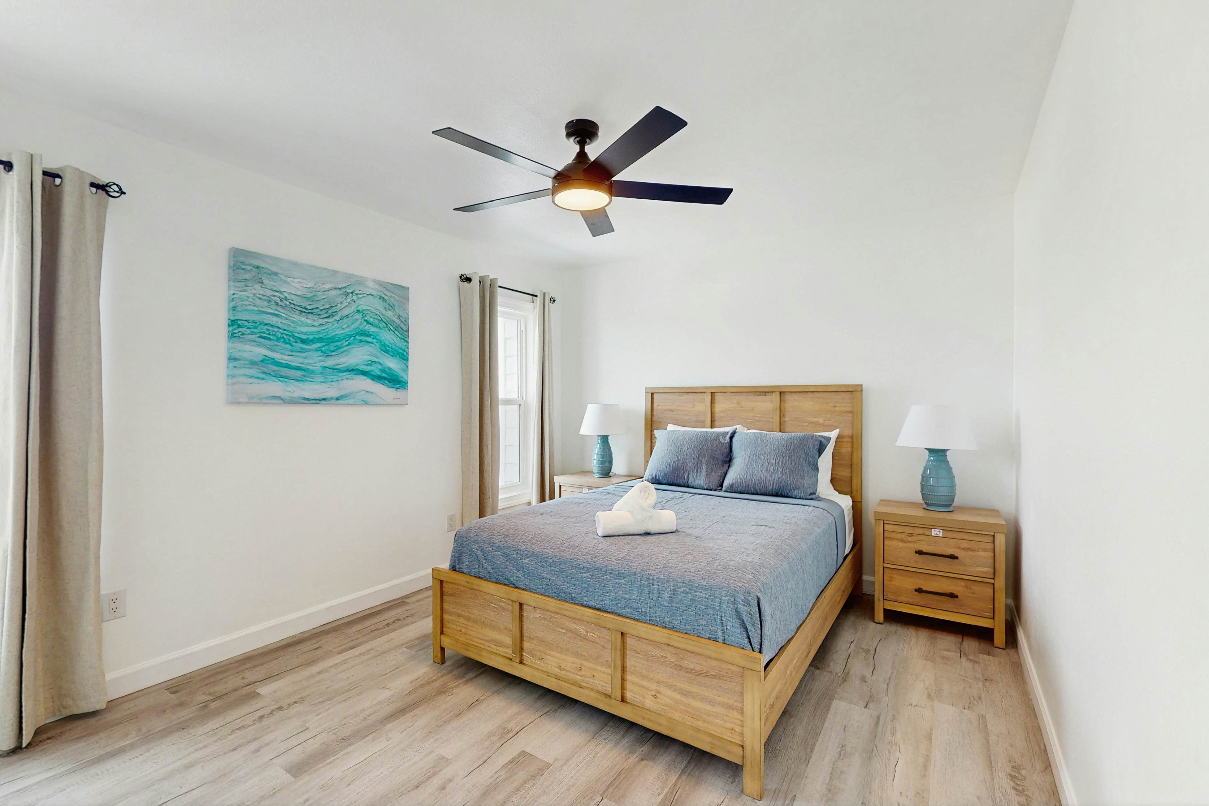 Modern dog friendly townhome, close to the Gulf and beaches, shopping  & dining